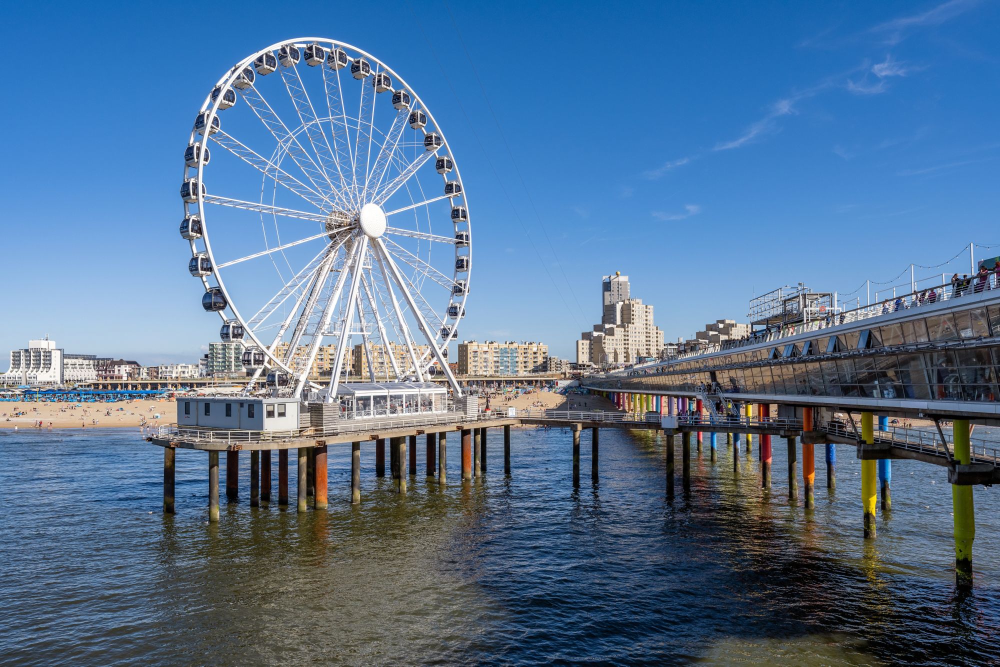 De Kustlijn van Scheveningen gezien vanaf de Pier met het Reuzenrand in de voorgrond