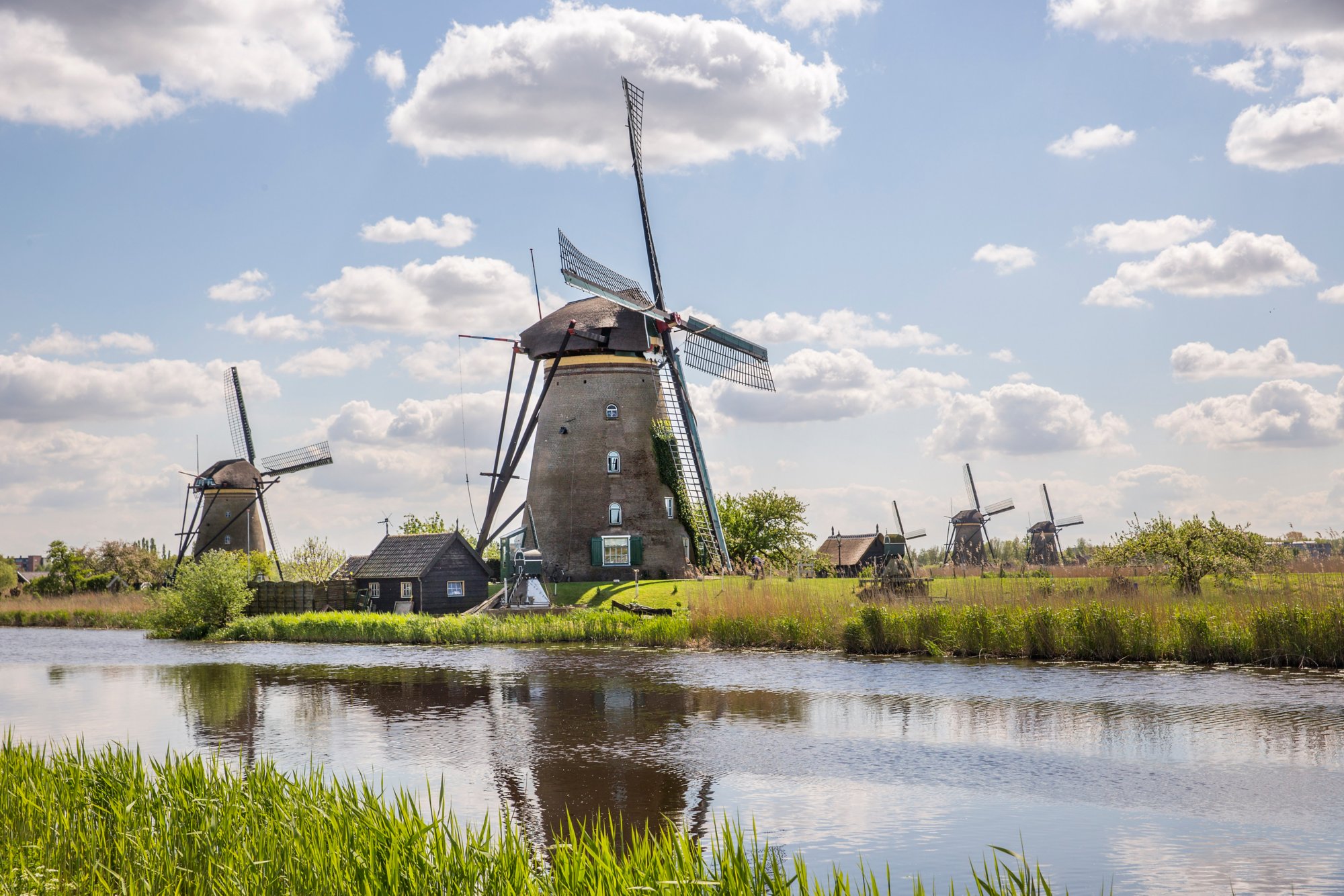 De oude molens van UNESCO Werelderfgoed Kinderdijk houden al eeuwen de wacht tegen het water. Kom langs en beleef een spannend, leerzaam en inspirerend dagje uit, want in Kinderdijk wacht een uniek avontuur vol draaiende wieken, het gekraak van houten machines en echte molenaars die je leren hoe je met de wind het land uit het water redt!
 foto: ARIE KIEVIT
