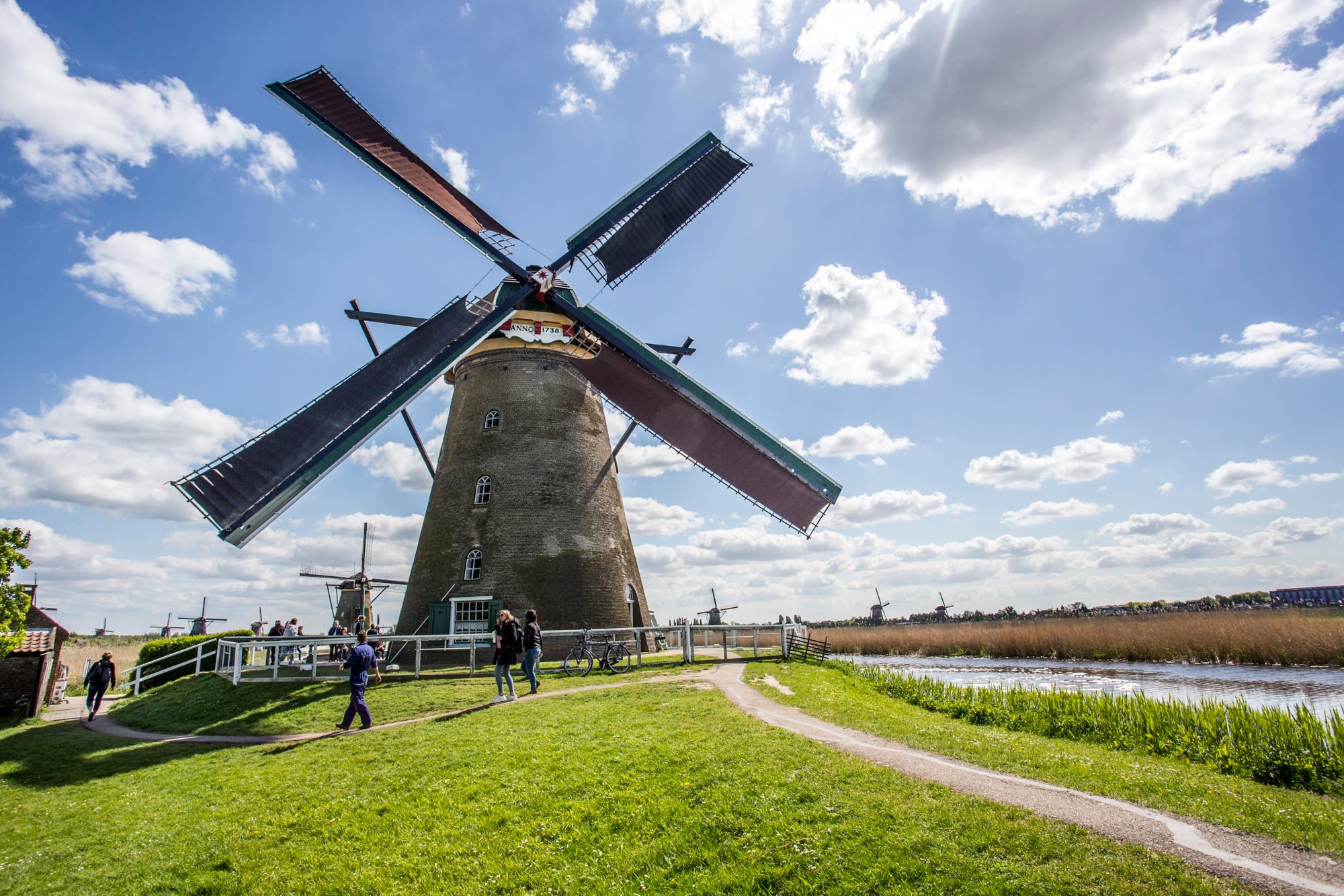 De oude molens van UNESCO Werelderfgoed Kinderdijk houden al eeuwen de wacht tegen het water. Kom langs en beleef een spannend, leerzaam en inspirerend dagje uit, want in Kinderdijk wacht een uniek avontuur vol draaiende wieken, het gekraak van houten machines en echte molenaars die je leren hoe je met de wind het land uit het water redt!
 foto: ARIE KIEVIT
