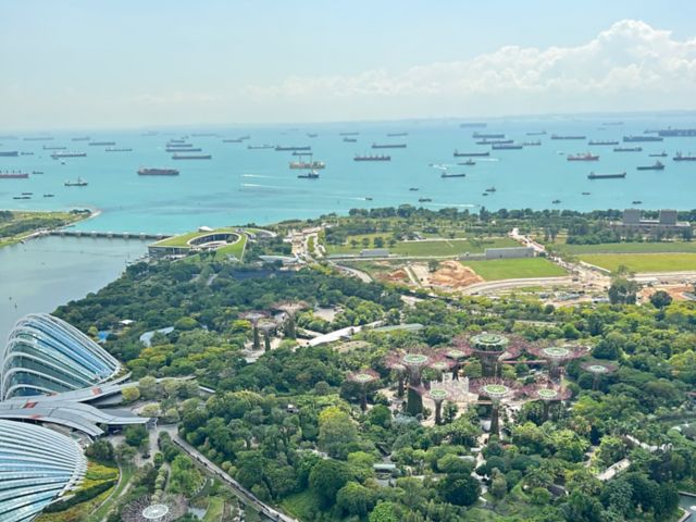 Singapurs Skyline mit dem Bike