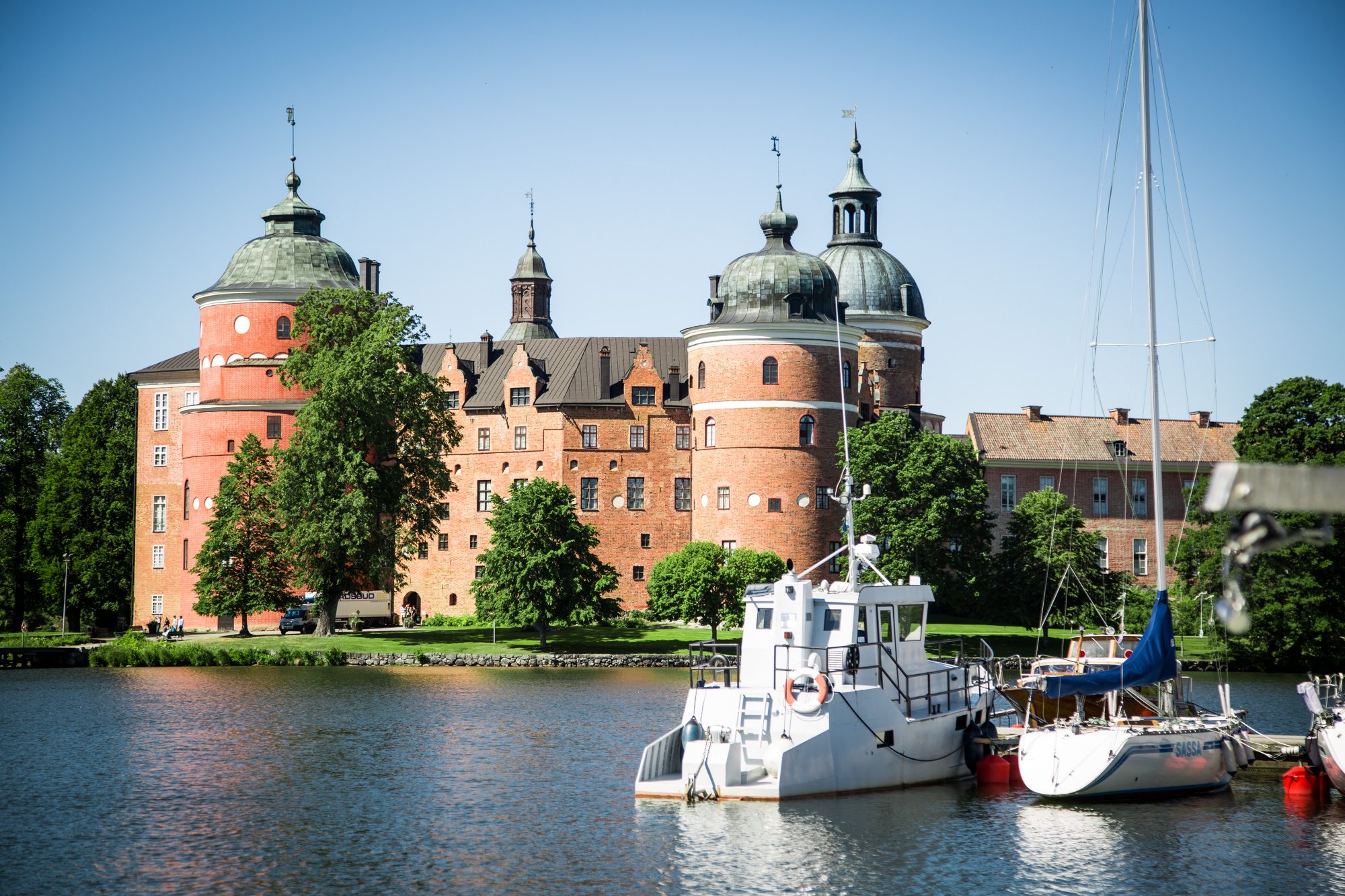 Gripsholms slott är ett av tio kungliga slott, öppet dagligen under sommarmånaderna. Foto: Raphael Stecksén/Kungligaslotten.seGripsholm Castle, one of Swedens ten Royal palaces, is  open daily during the summer months.  Photo: Raphael Stecksén/Royalpalaces.se