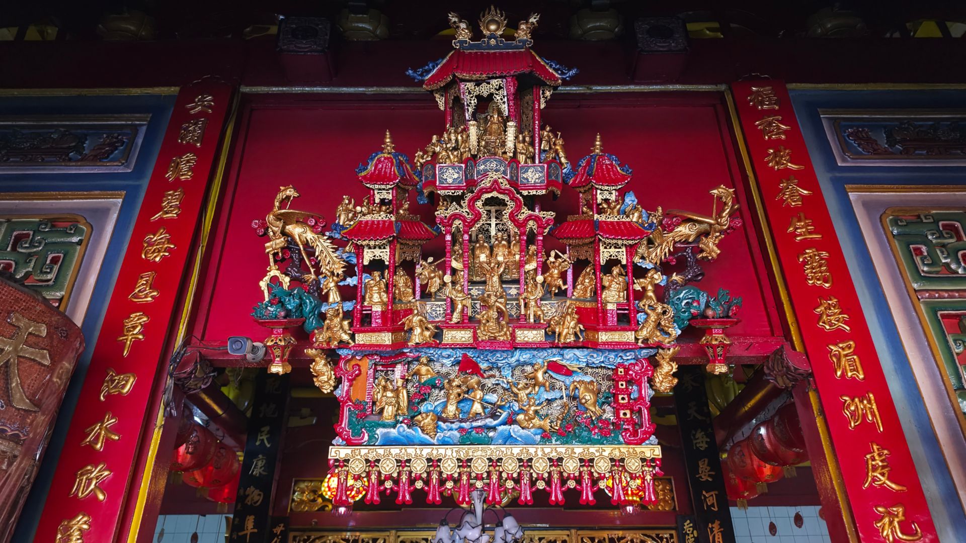 SUB08_DecorativealtardetailsinsideBoenBioTempleSurabaya_005.jpg
