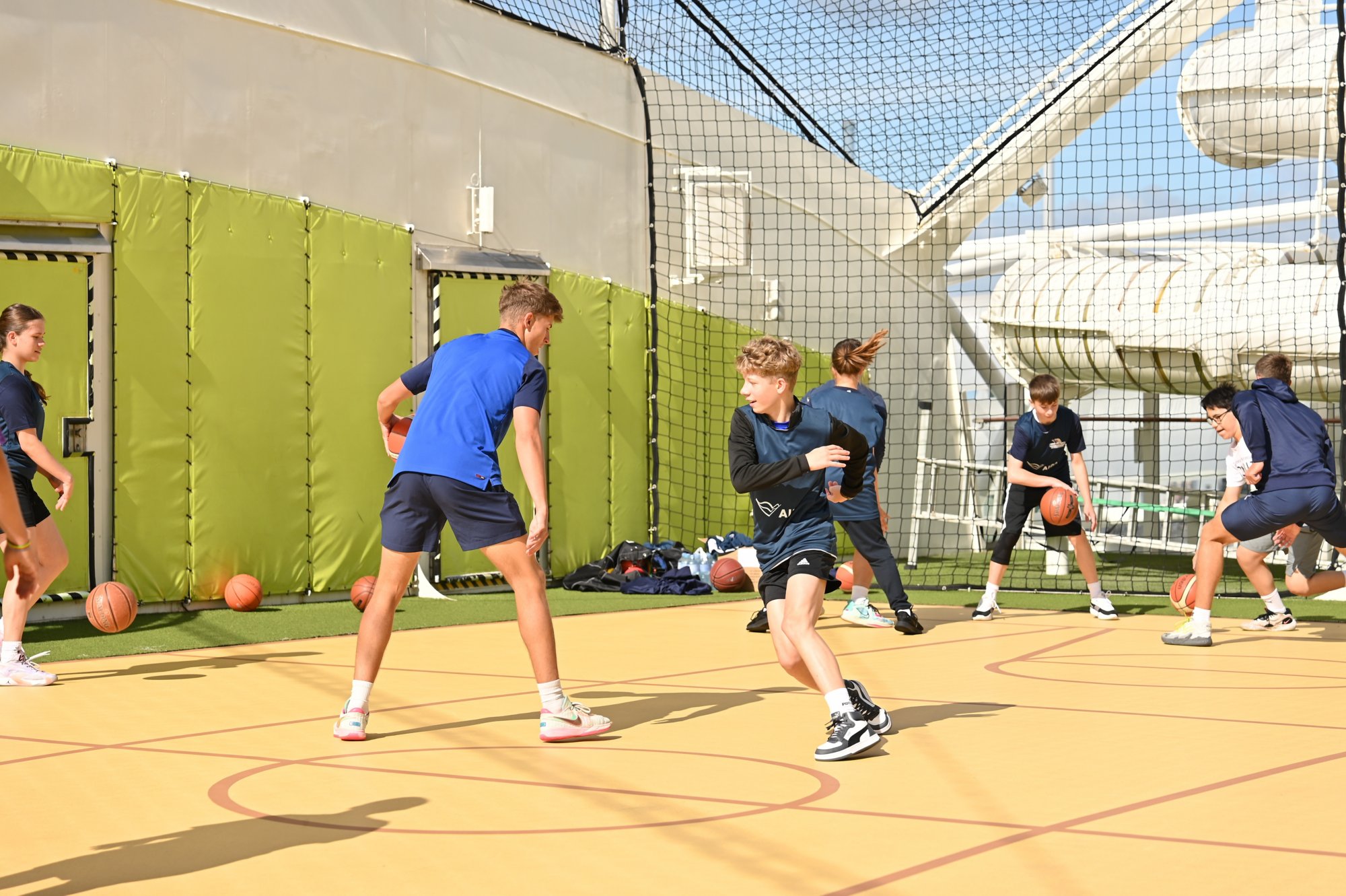 Kinder spielen an Deck Basketball