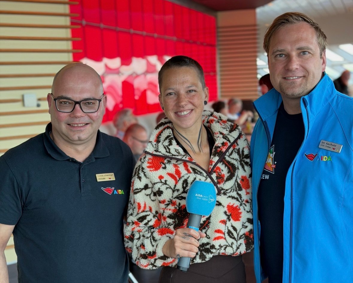 Dominik Schwanengel und Jan Kaufhold von AIDAradio mit Stefanie Heinzmann