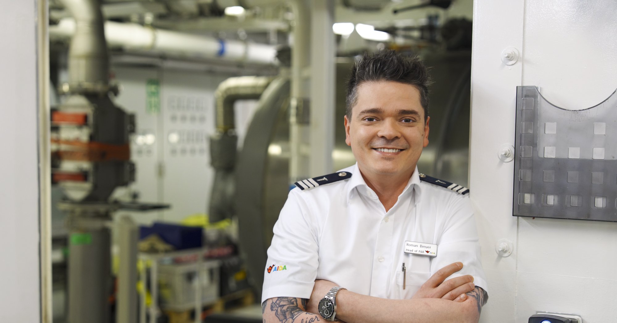 AIDA Barkeeper bedient Gäste