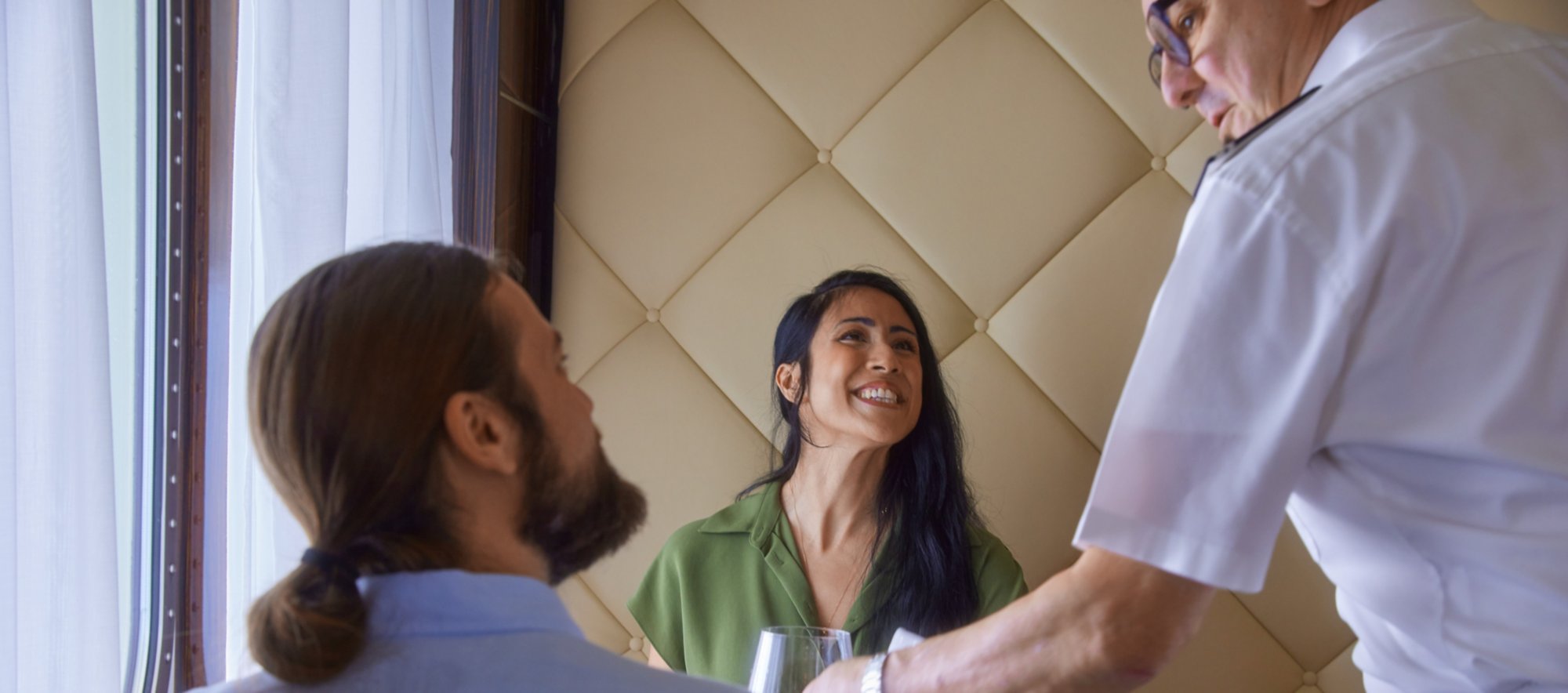 An AIDA Barkeeper serves guests