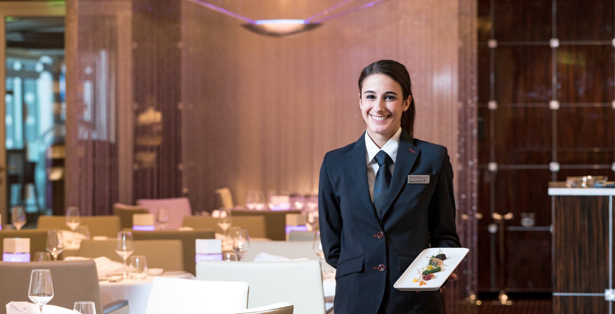 An AIDA Restaurantmanager serves guests