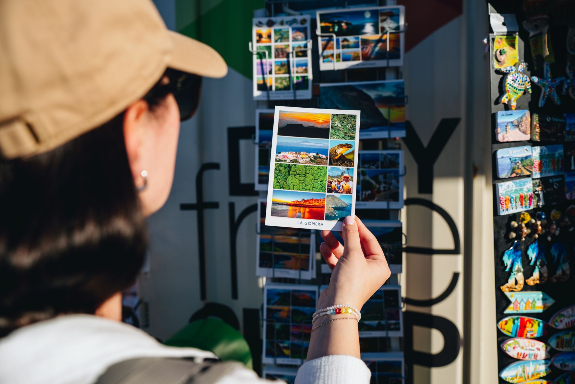Eine Frau hält eine Postkarte in der Hand
