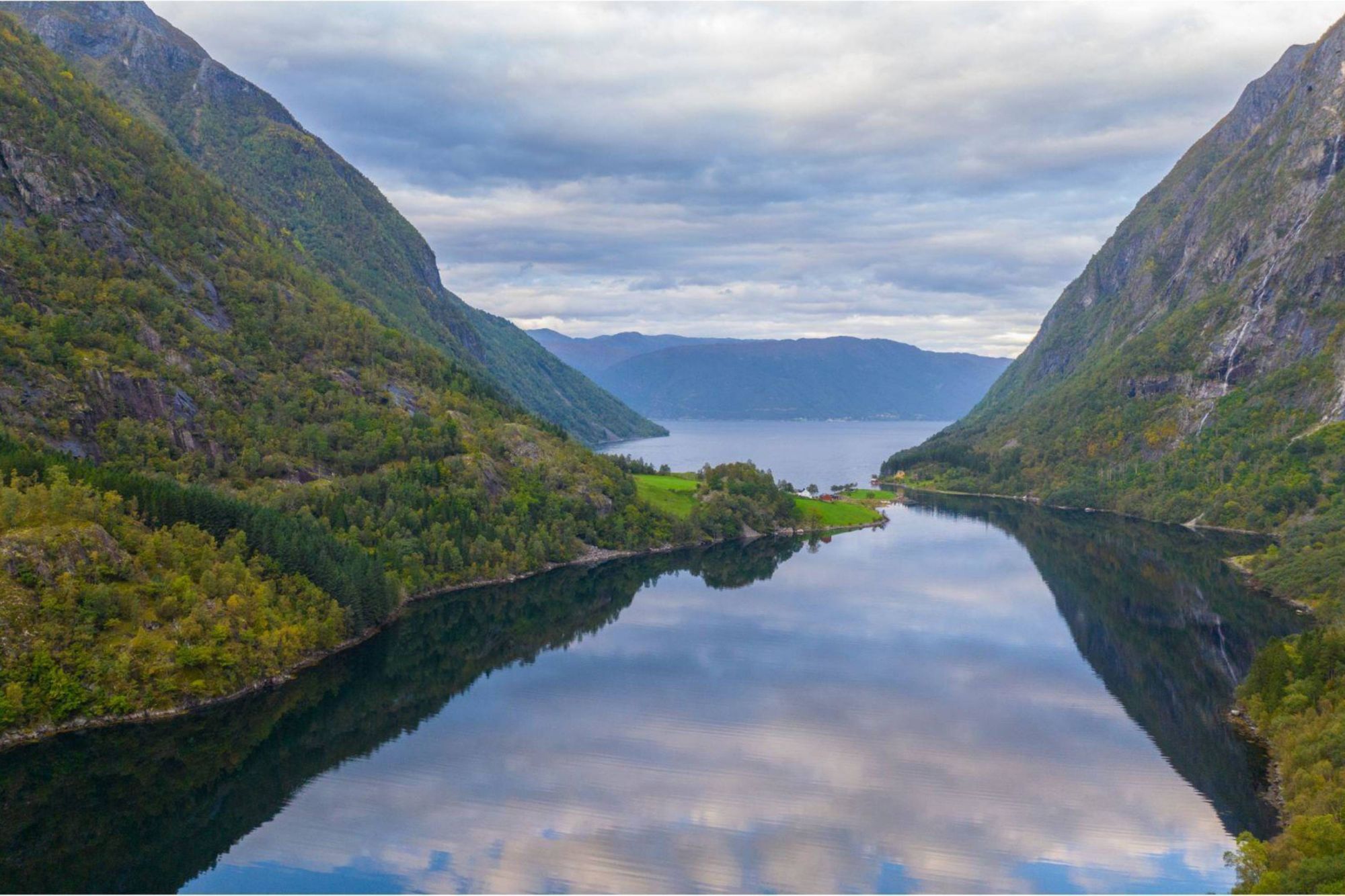 Eine Bootsfahrt in Norwegens unberührte Natur
