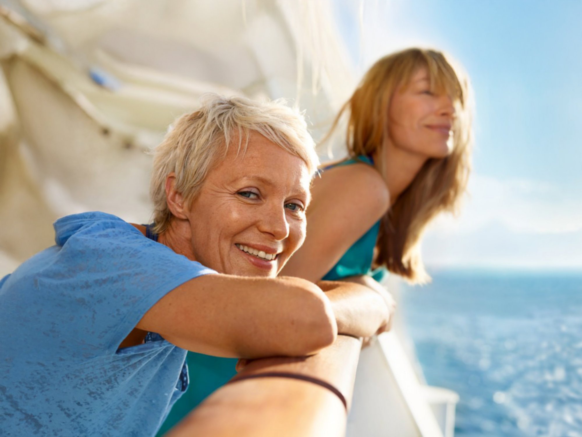 2 Frauen an der Reling
