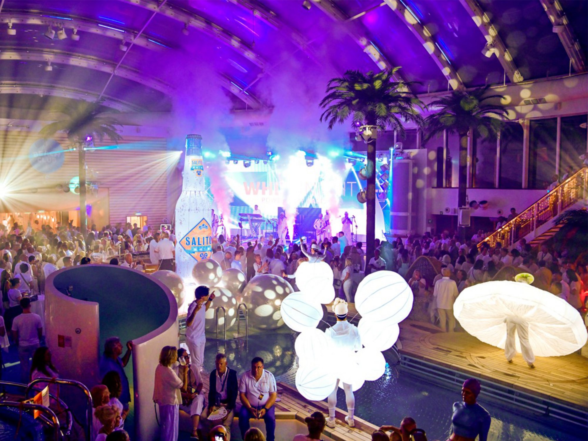 Feiernde Menschen bei der White Night