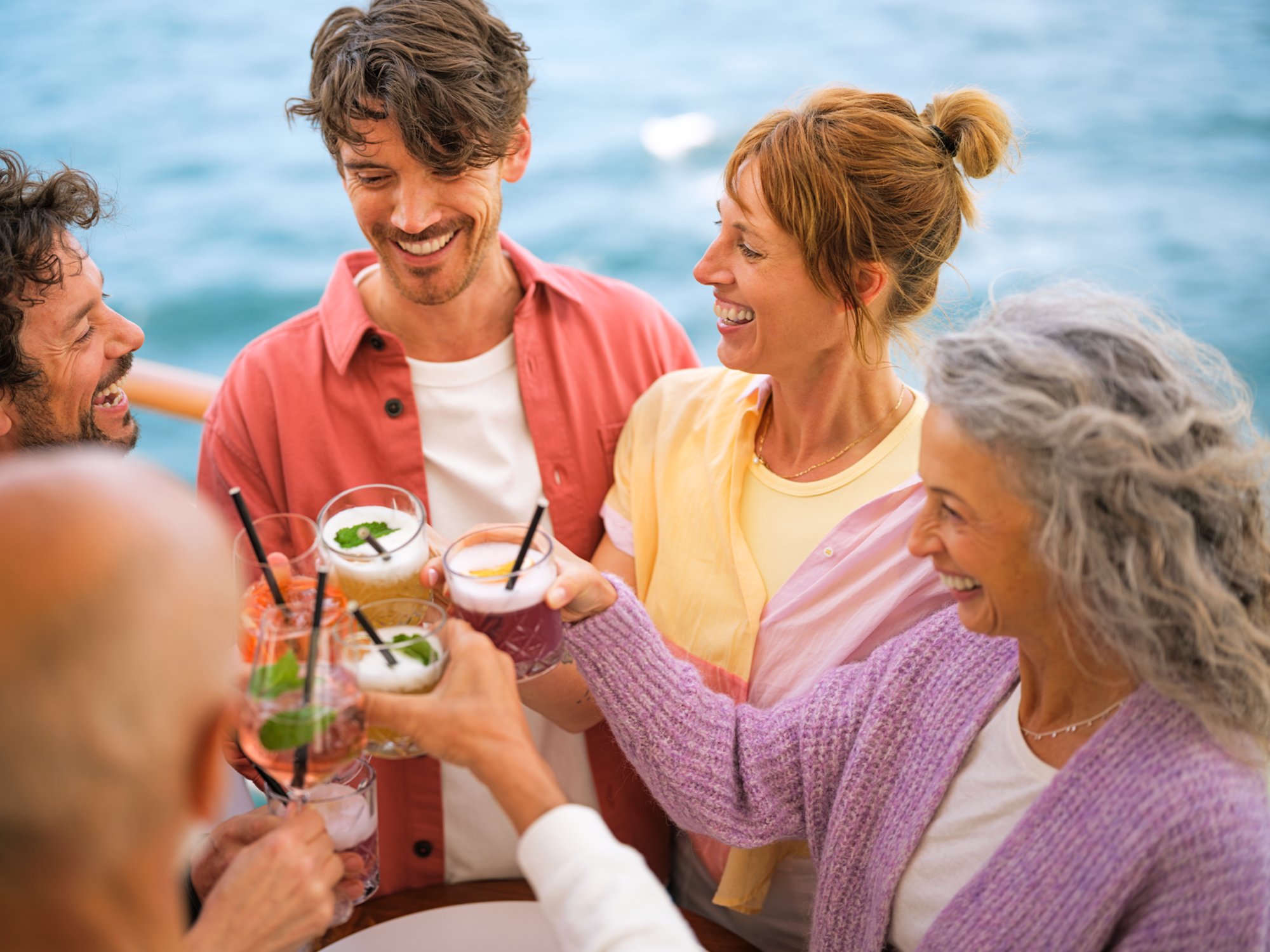 Gruppe mit Drinks in der Lanai Bar