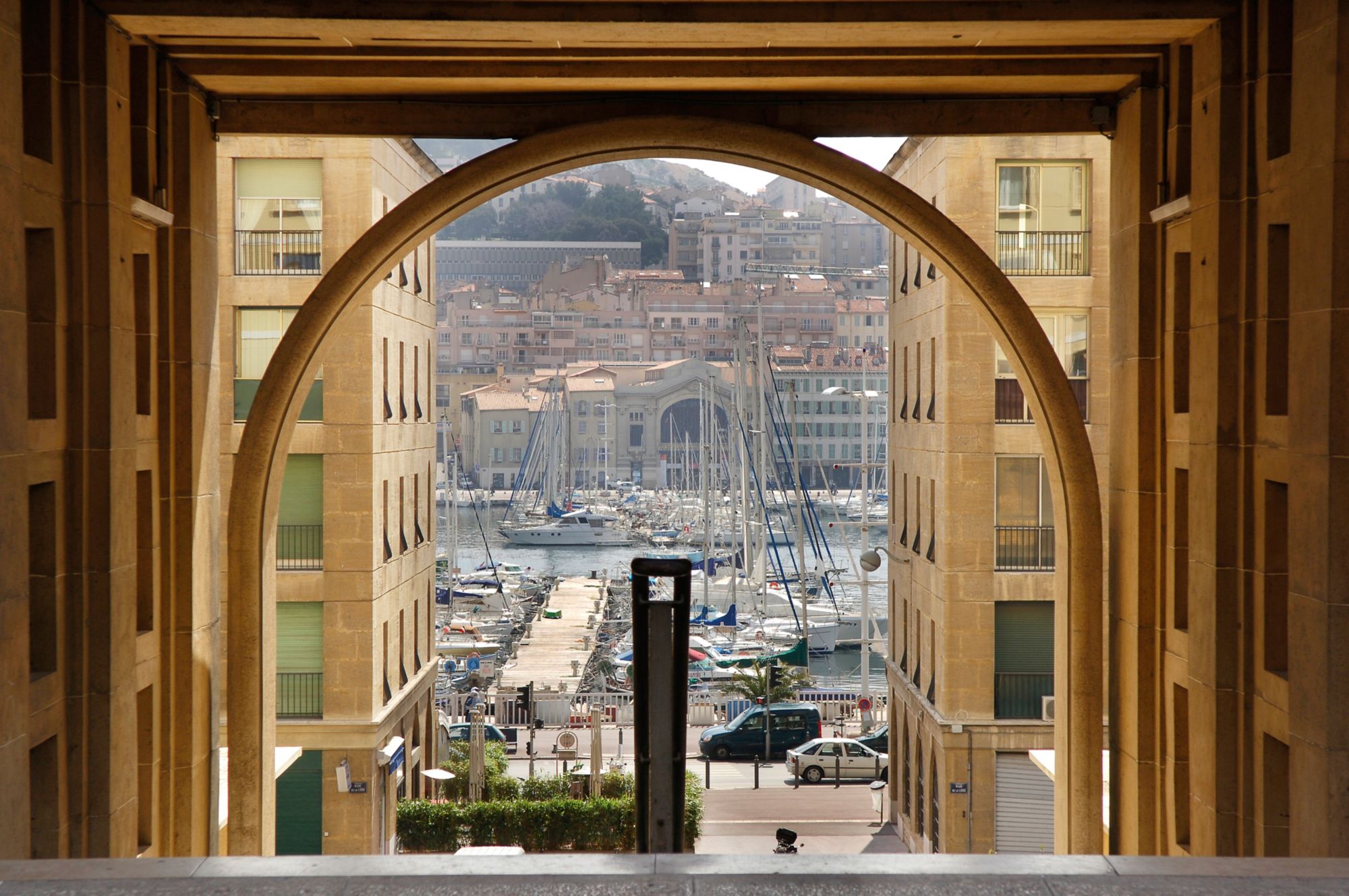 YNE03_vieux-port-arcade-vue-rue-de-la-loge-objectifimagesotcm_27145659191_002.jpg