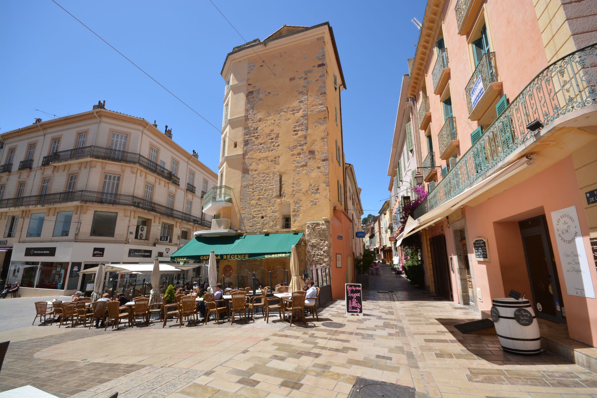 YNE09_FR_TLN_HyCresPlaceduPortalet_005.JPG