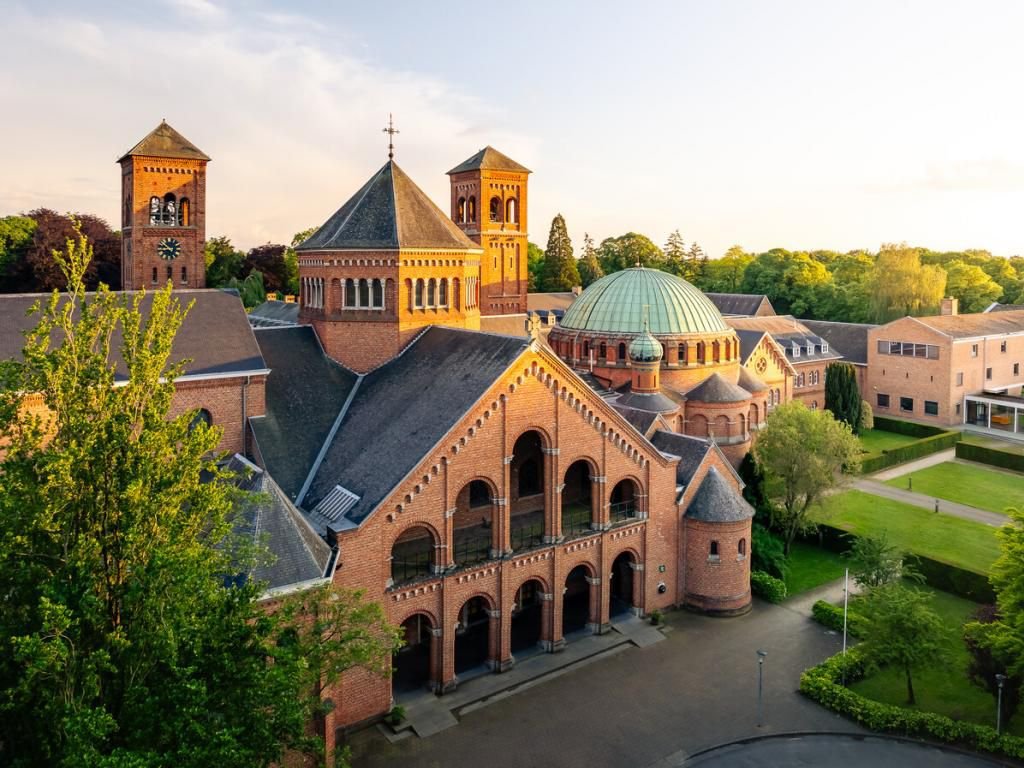 Flämische Landschaft und Abtei von Zevenkerken