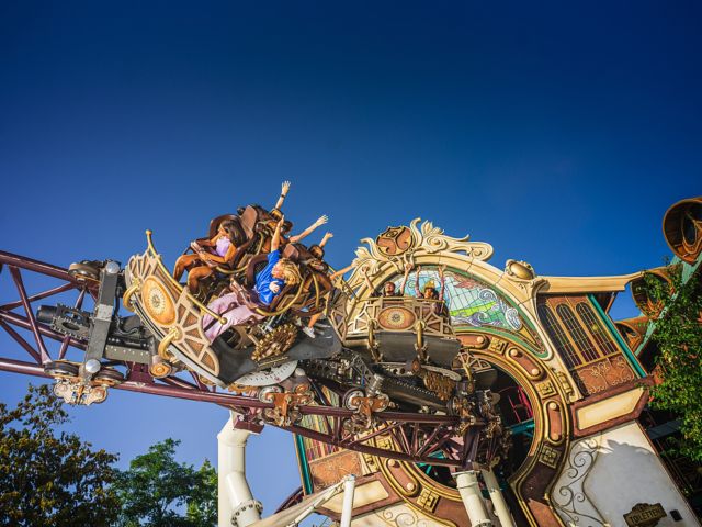 ZEE47_Plopsaland_Achterbahn1_DeBuck_2026_quer_001.jpg