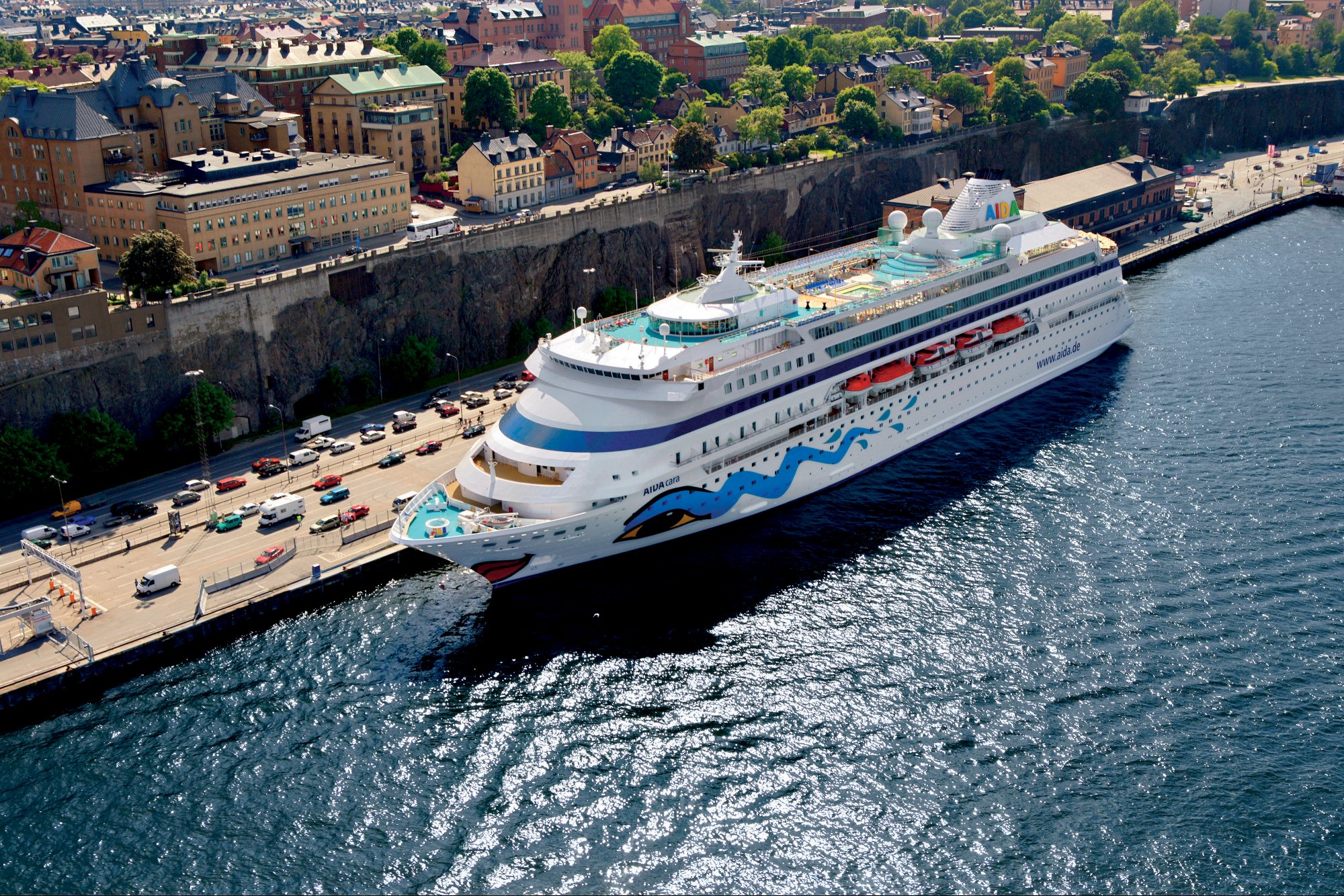 AIDAcara liegt im Hafen