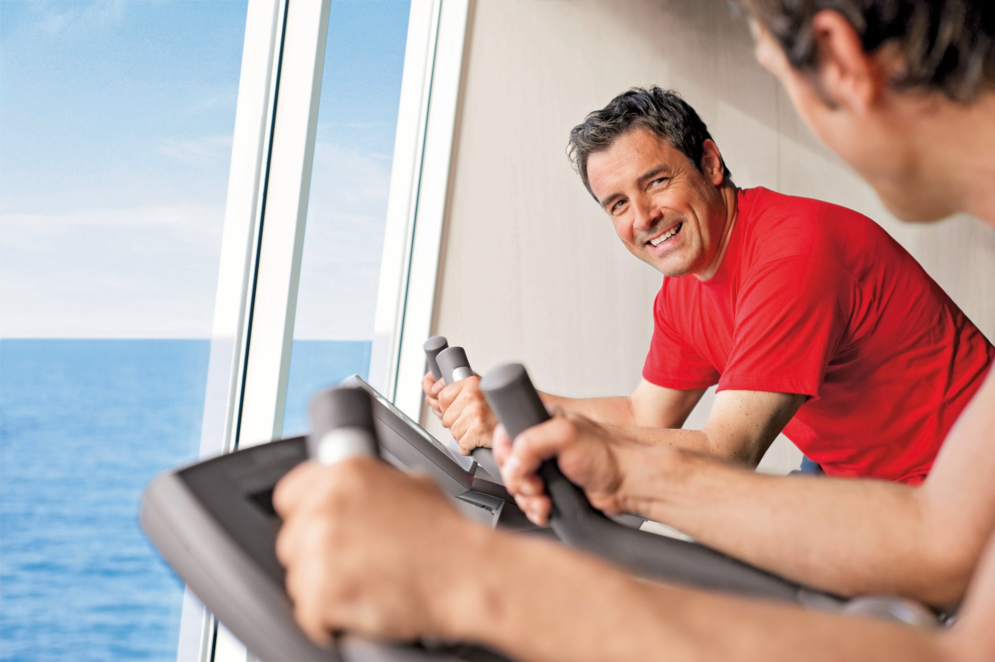 Zwei Männer beim Indoor-Cycling