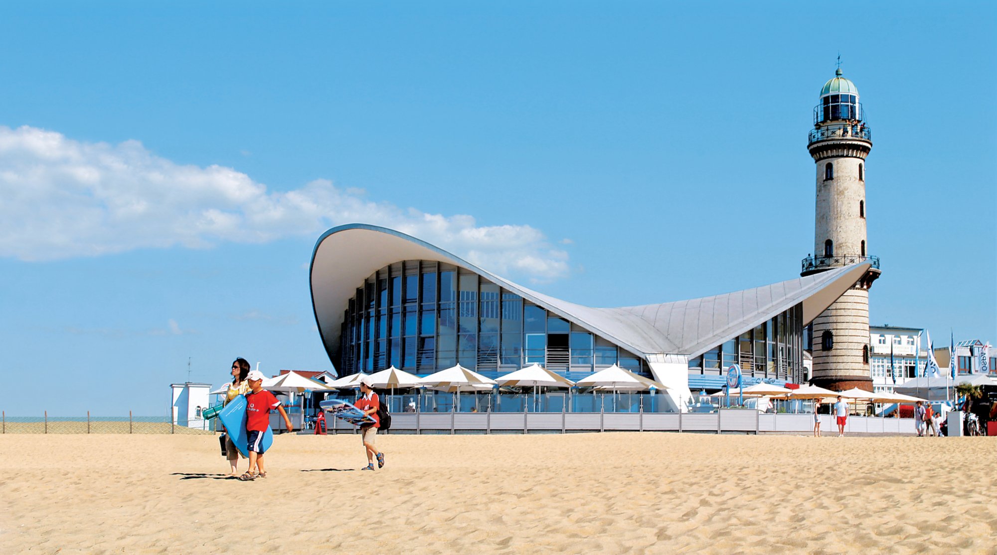 Strand von Warnem nde mit Leuchtturm und Teepott, Rostock, Meckl