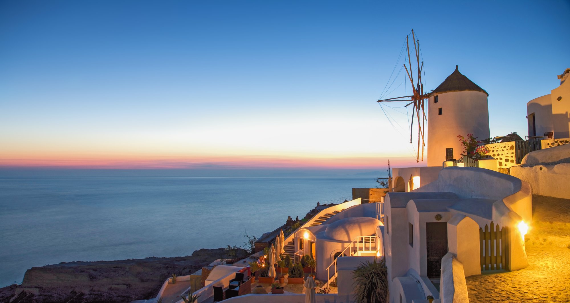 Windmühle bei Dämmerung auf Santorin in Griechenland