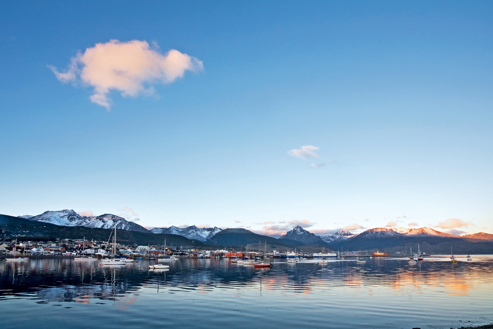 Ushuaia Hafen mit Blick auf die Berge Feuerlands