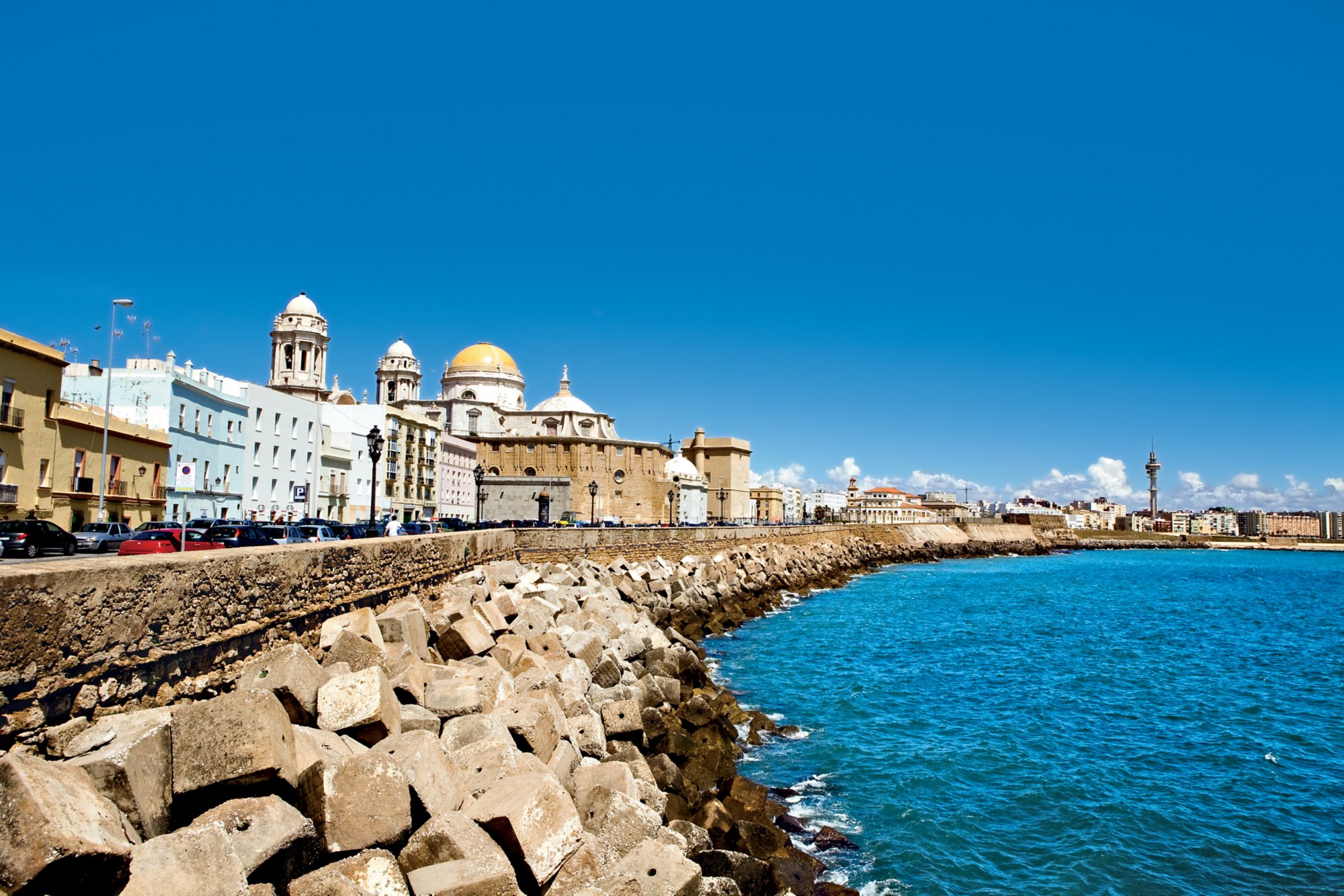 Historische Gebäude an der Küste von Cadiz