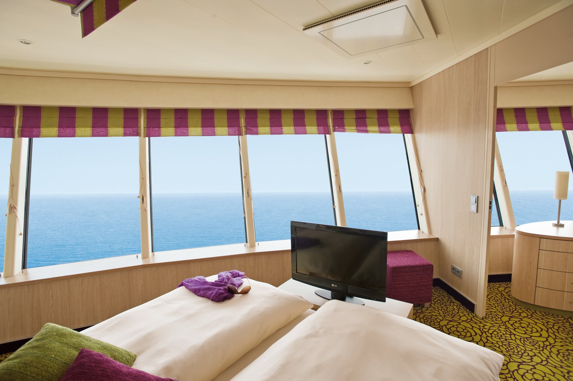 Panorama-Deluxe-Suite mit Blick auf das Meer