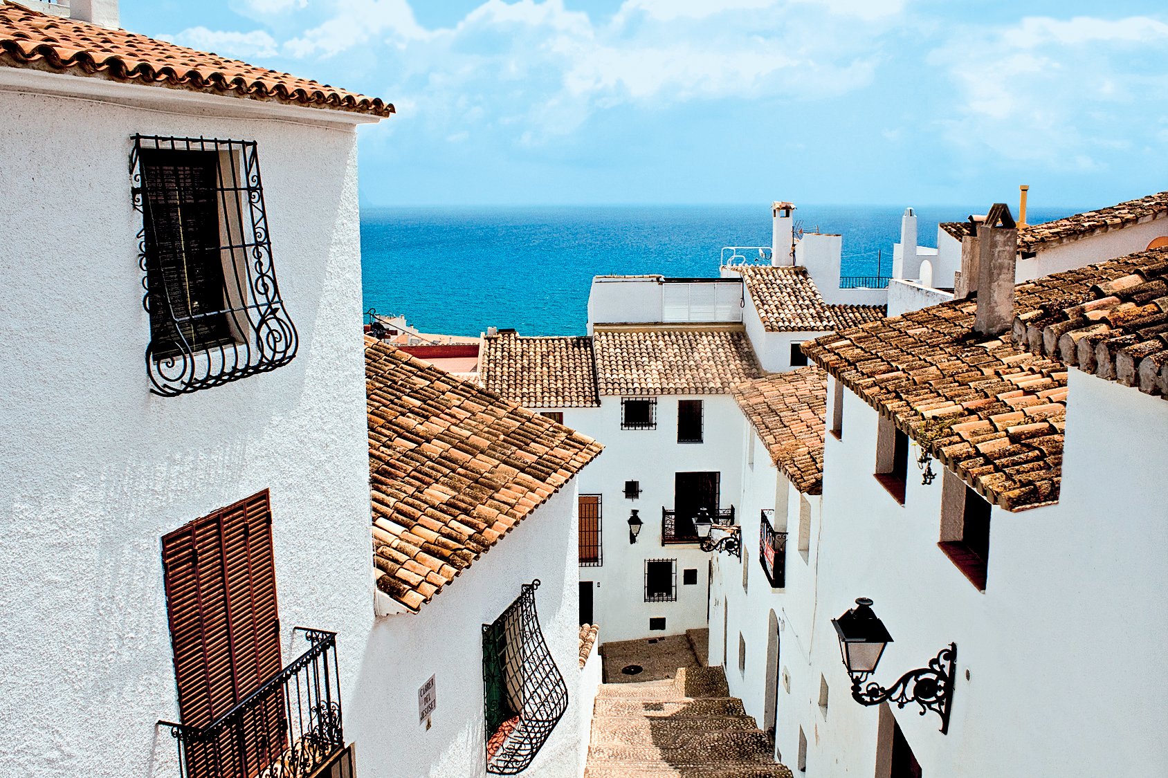 Enge Gasse umgeben von weißen Häusern in Alicante