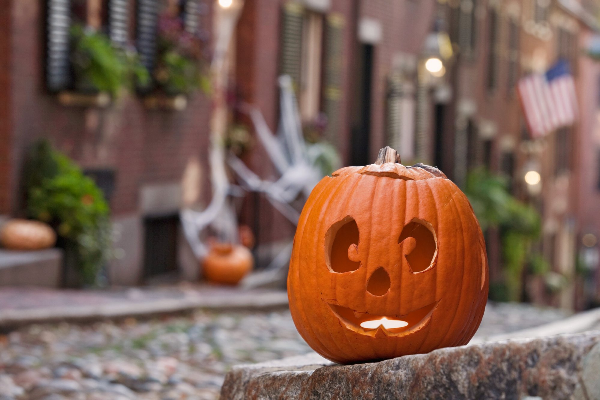 BPH70N Close-up of a Jack O' Lantern, Acorn Street, Beacon Hill, Boston, Massachusetts, USA