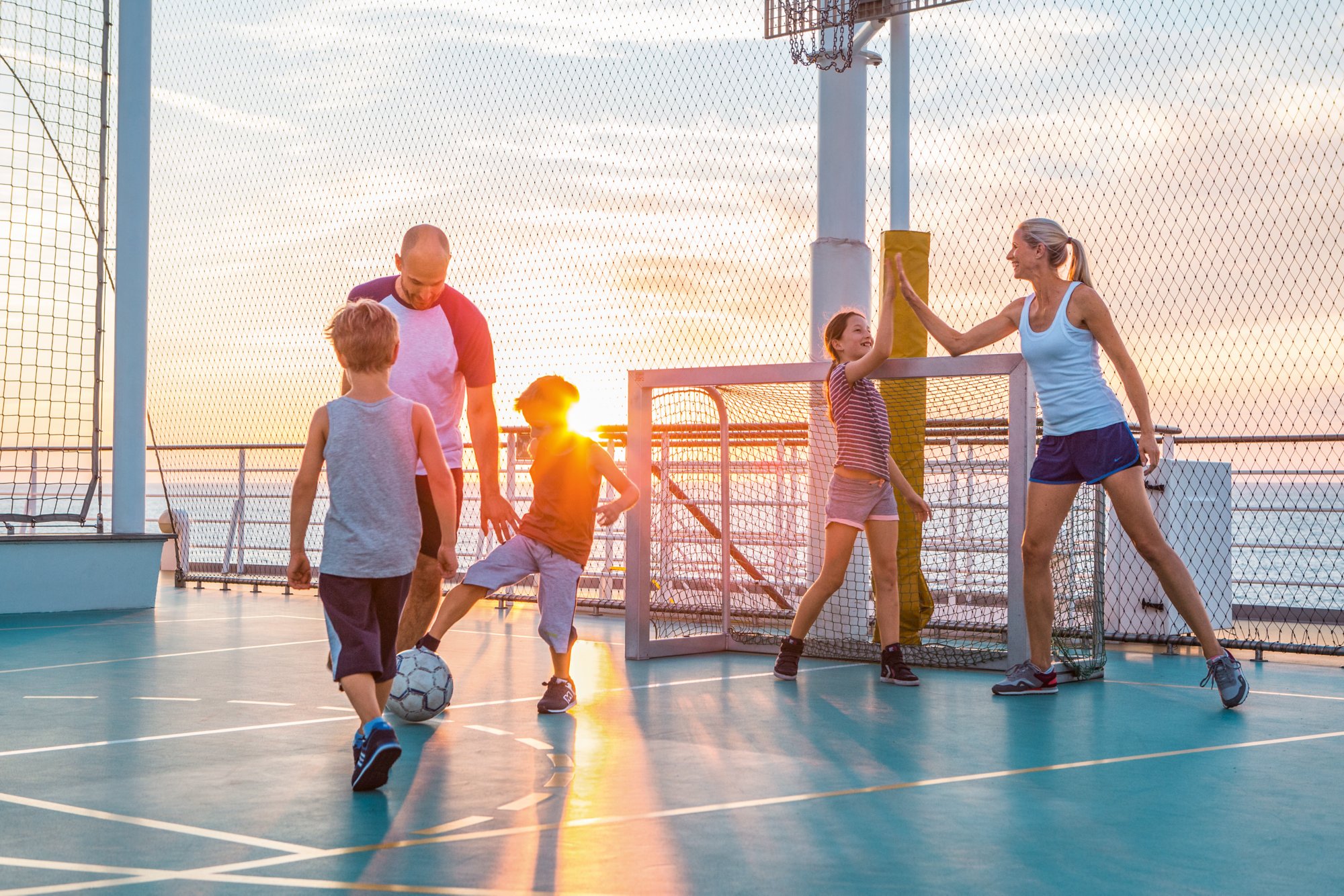 Jugendliche spielen Basketball