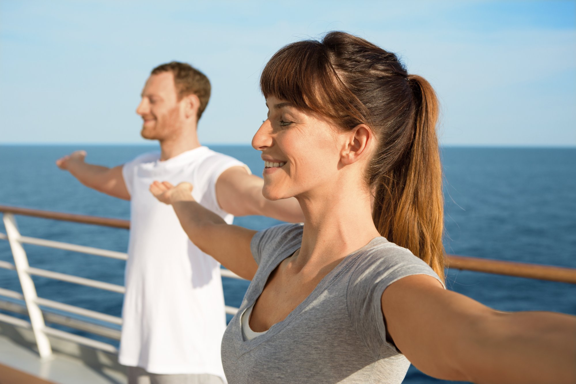 Pärchen an Deck beim Yoga