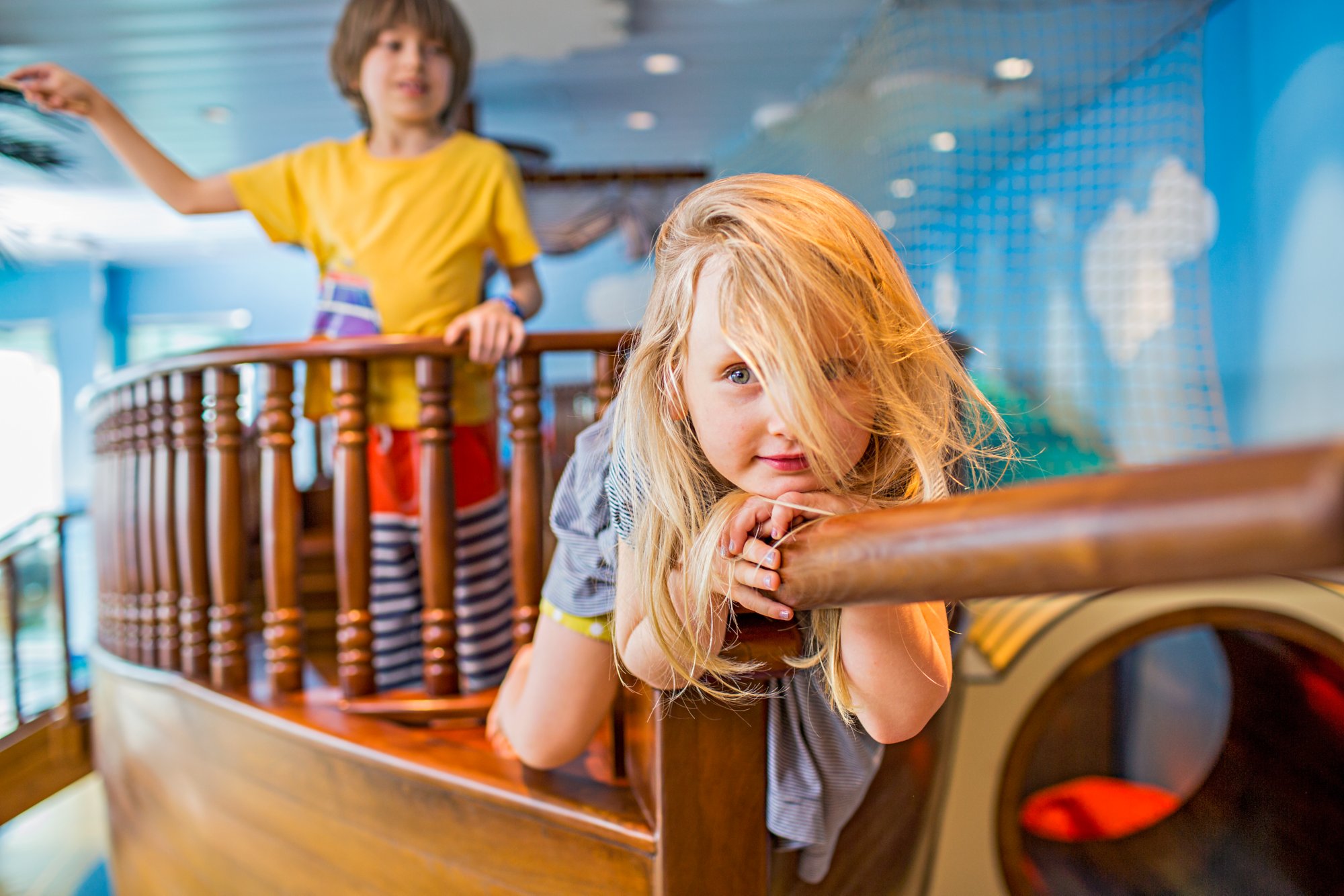 Junge und Mädchen spielen auf einem Piraten Schiff