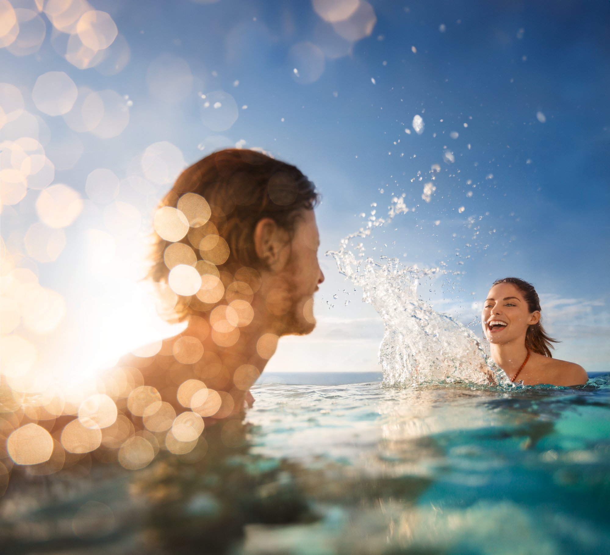 Pärchen im Infinity Pool