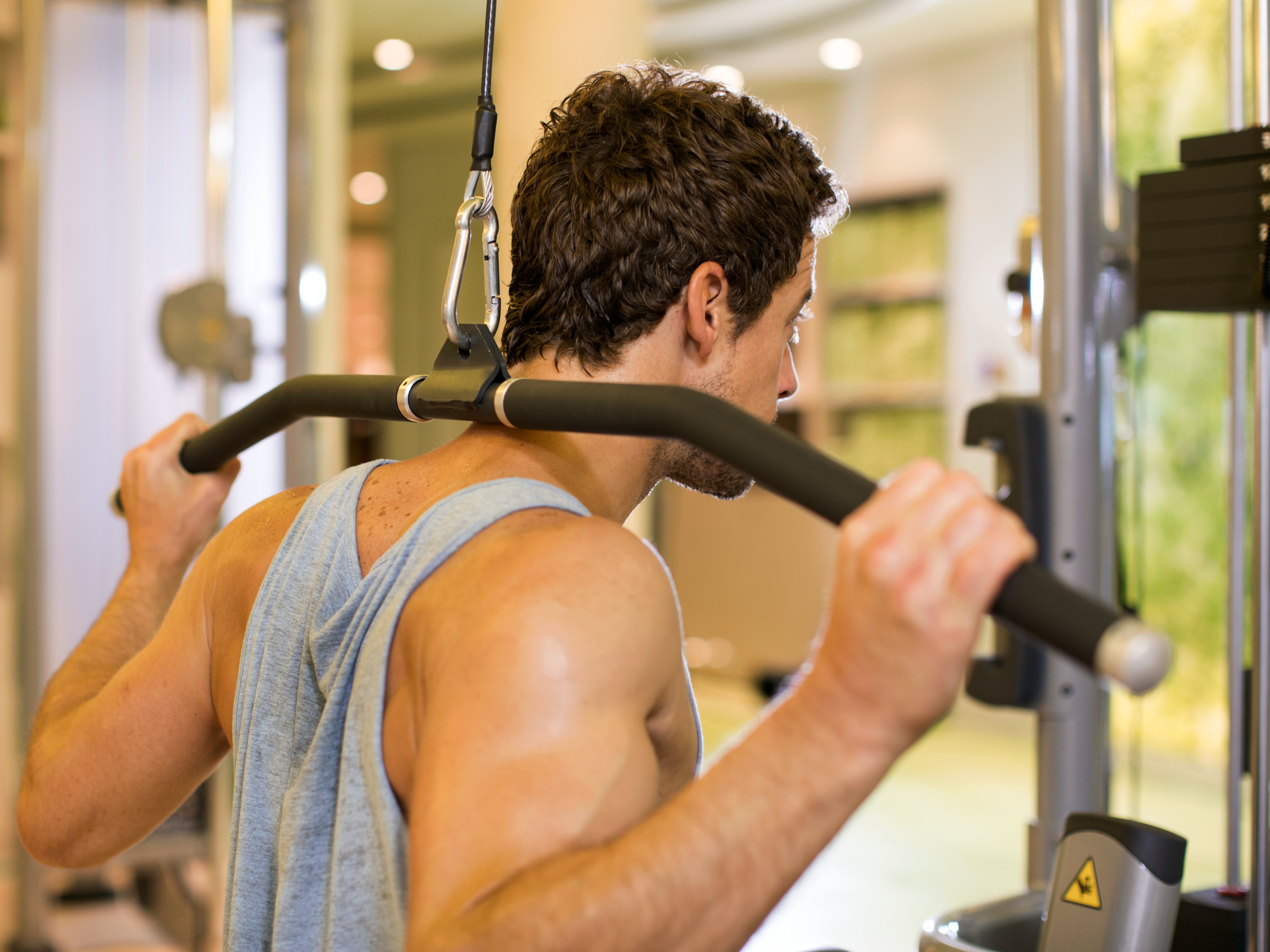 Mann am Fitnessgerät im Innenbereich