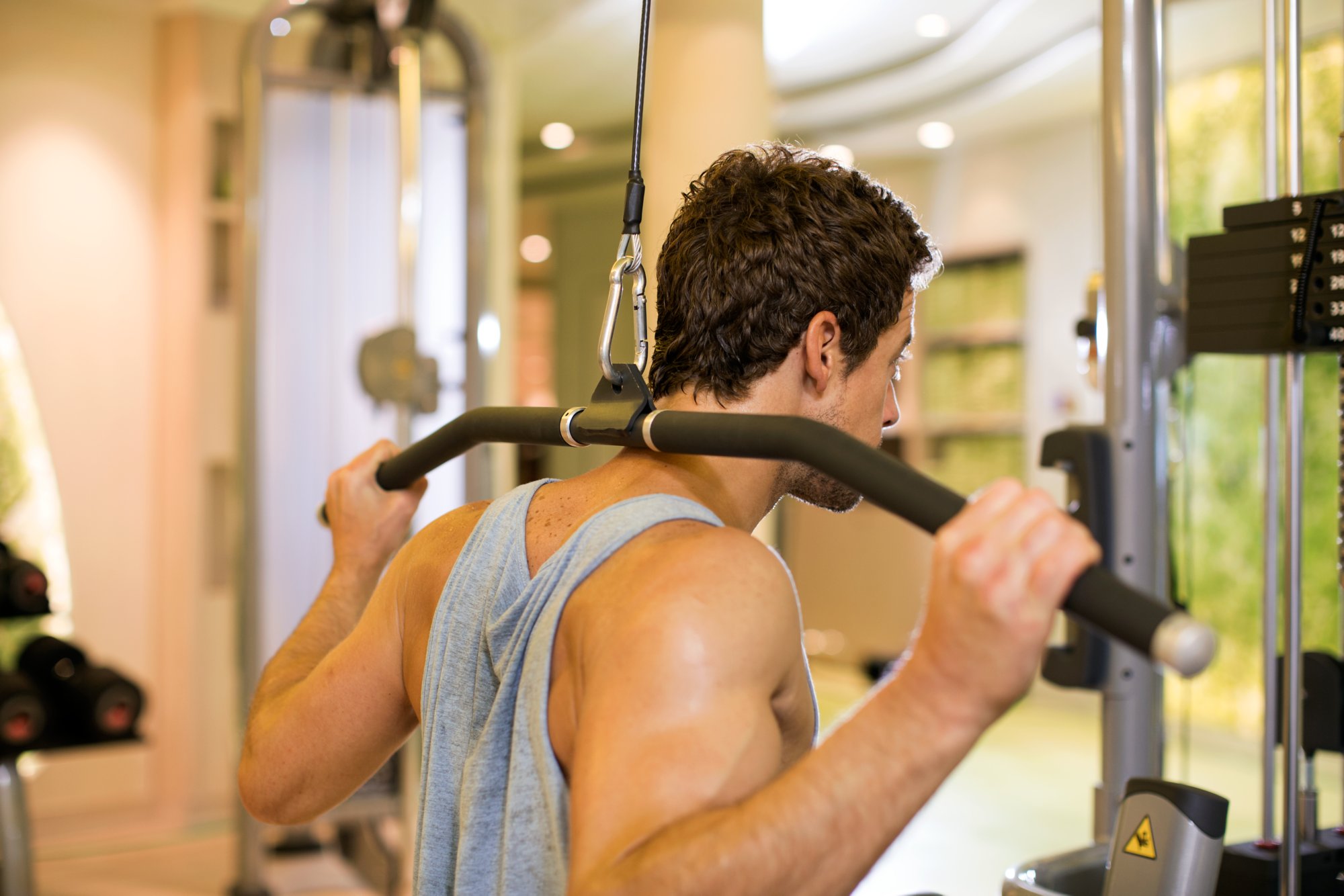 Mann am Fitnessgerät im Innenbereich