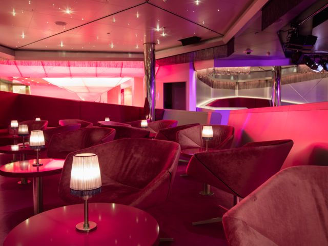 Rote Sessel in der Nightfly Bar