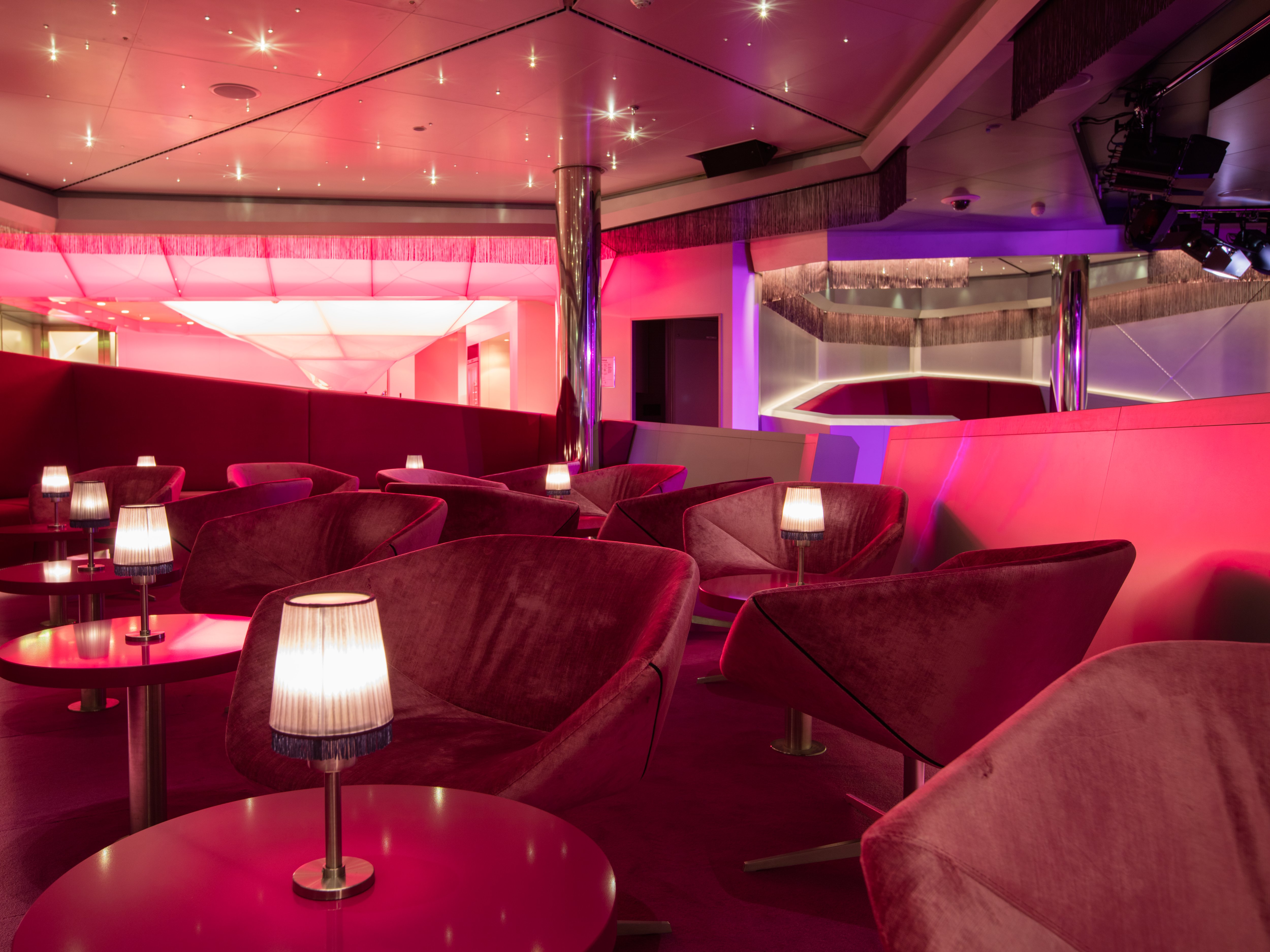 Rote Sessel in der Nightfly Bar