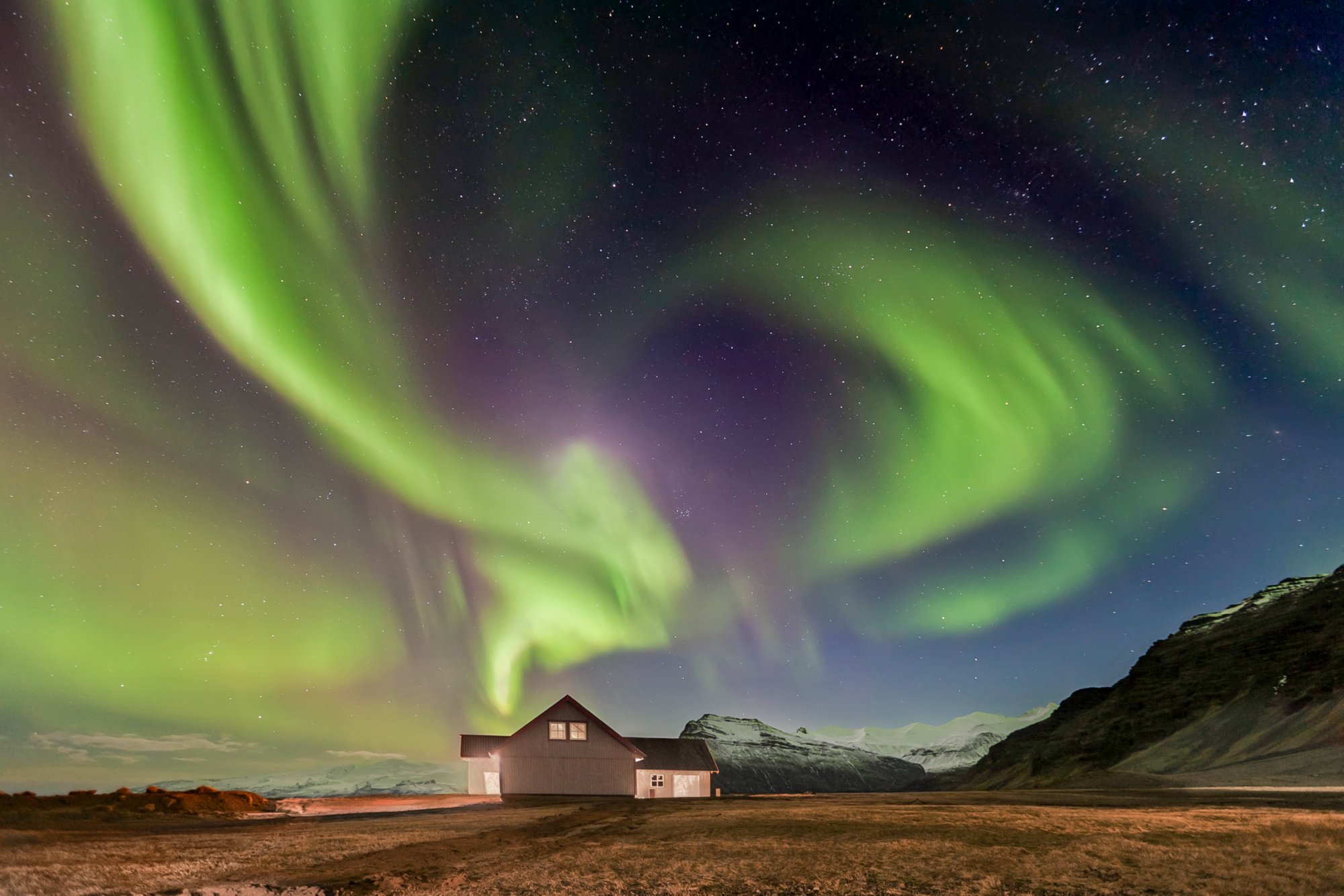 Nordlichter über Reykjavik in Island