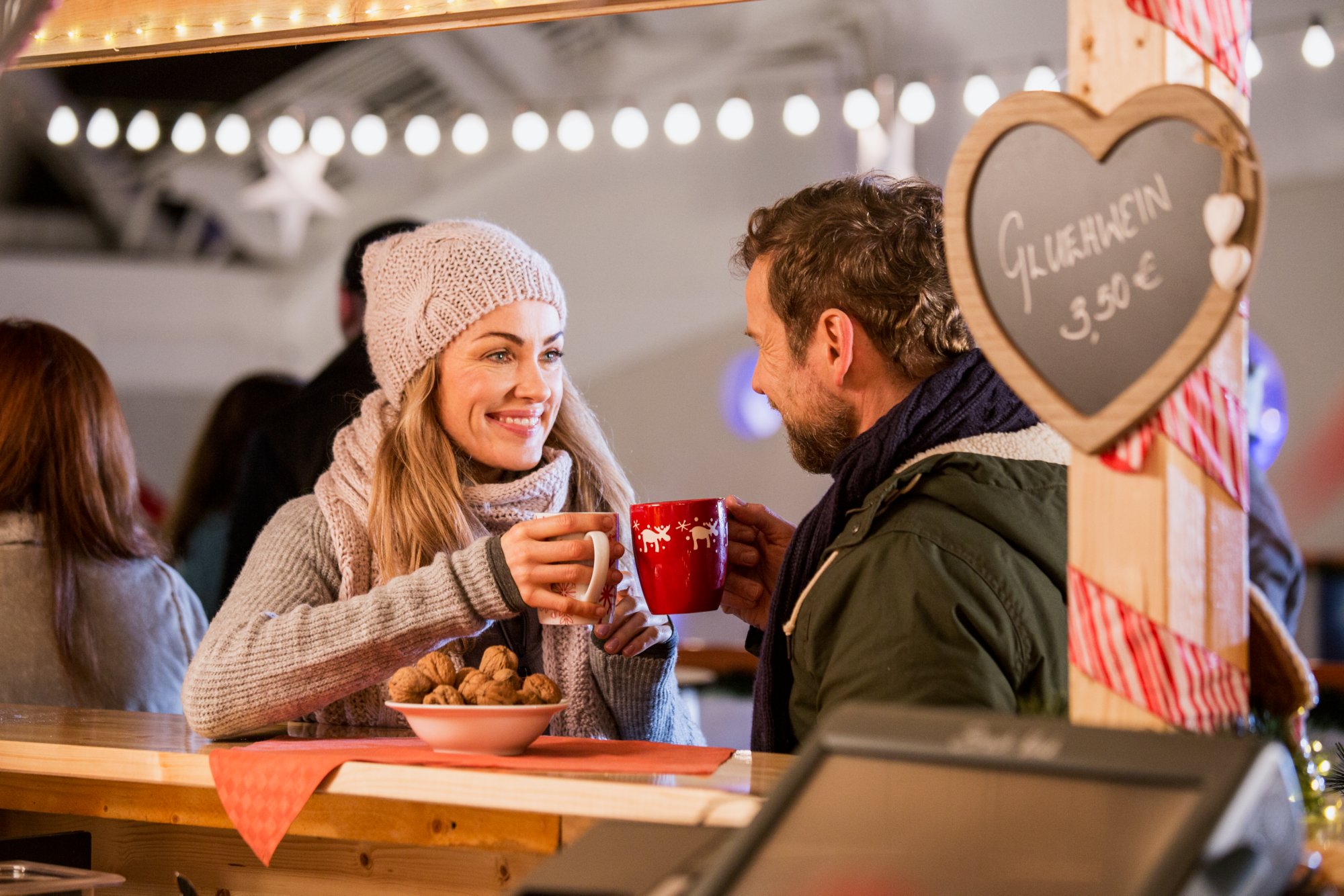 Paar mit Glühwein