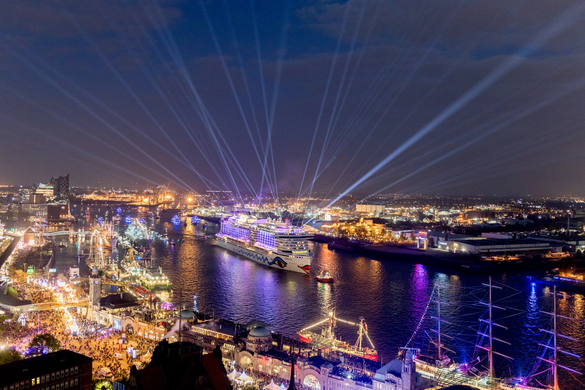 AIDAprima Lasershow zum Hafengeburstag in Hamburg