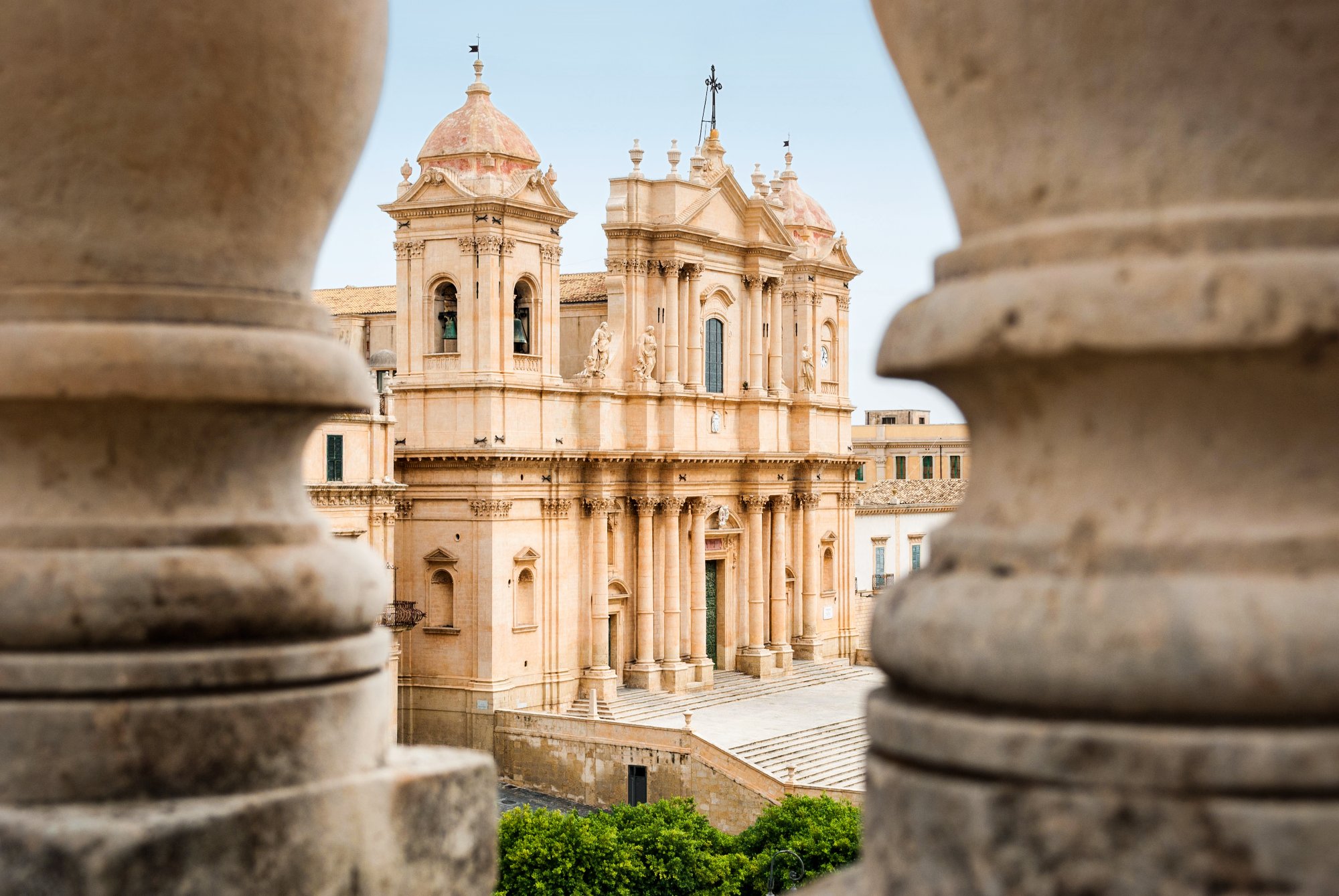 F4X1CJ The baroque cathedral of Noto (UNESCO site in Sicily), seen through two columns