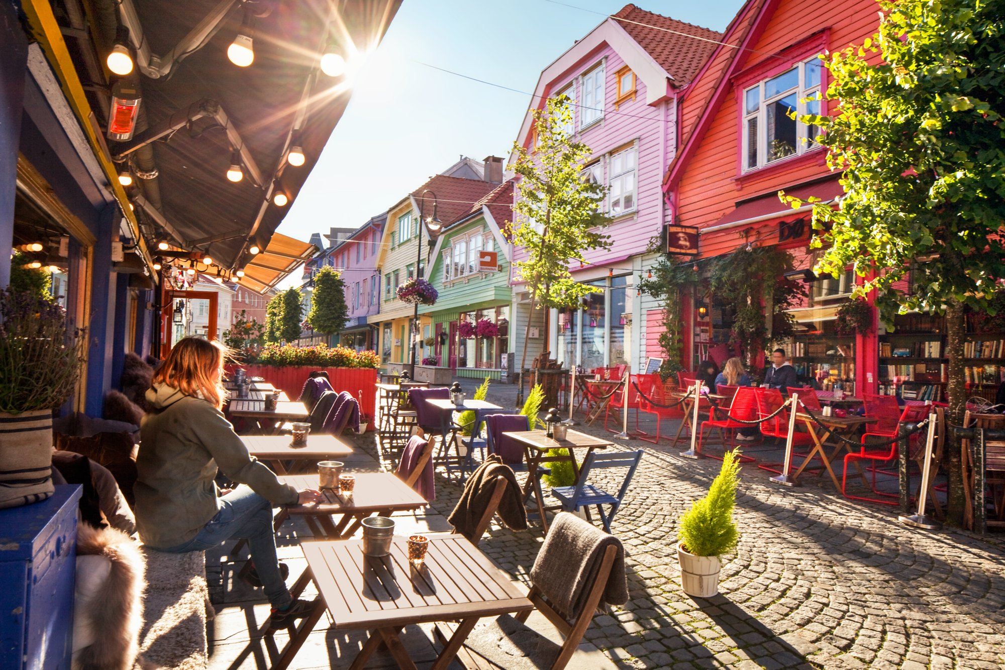 Norwegen, Rogaland, Stavanger, Skandinavien, Pedestrian area with colourful wooden houses