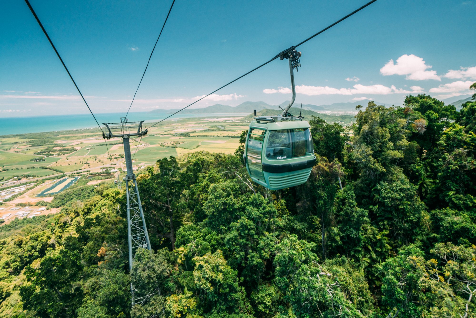 Per Seilbahn durch die Natur