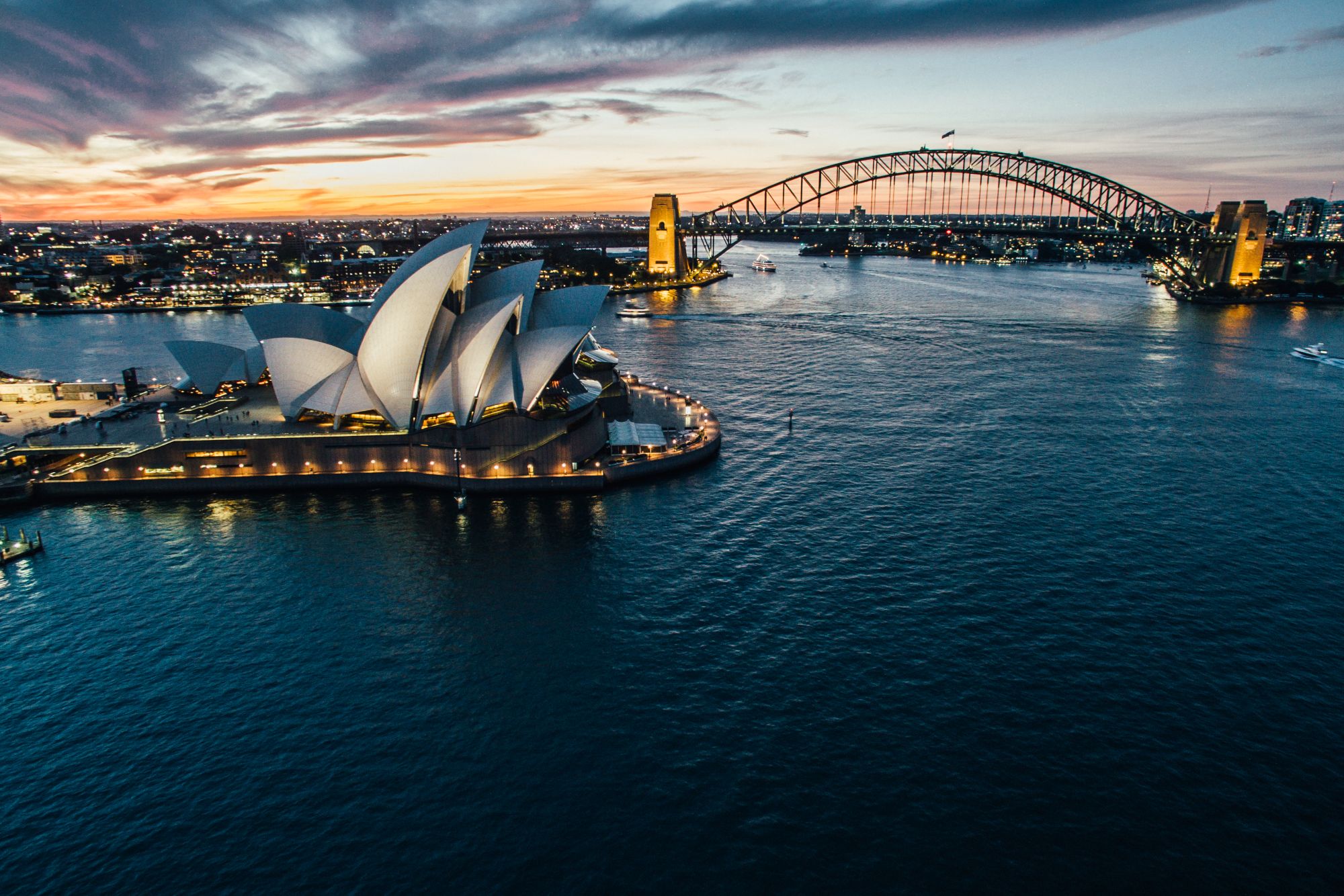 Sydney in Australien mit Blick auf die Oper vom Wasser aus