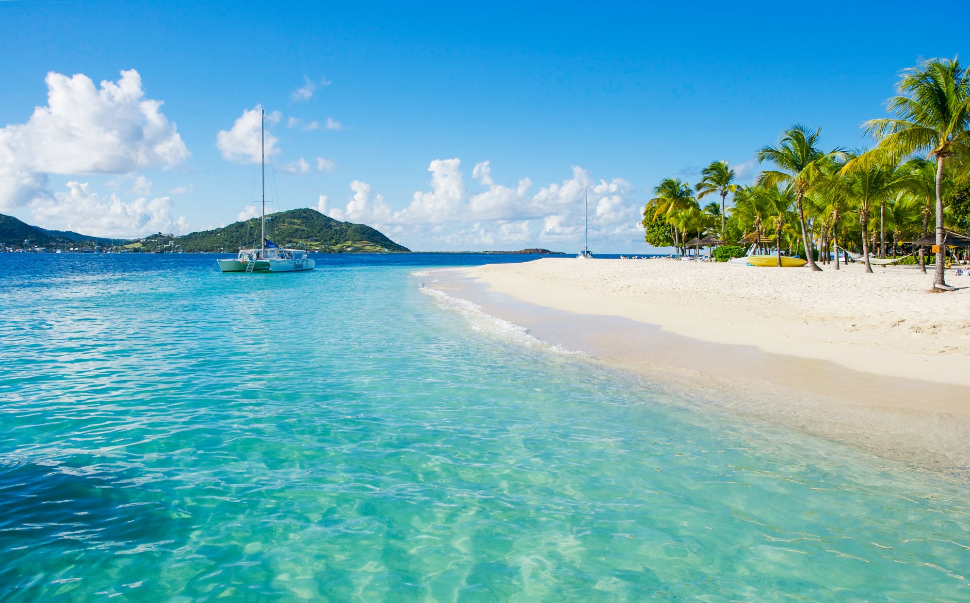 Katamaran vor Strand-Paradies