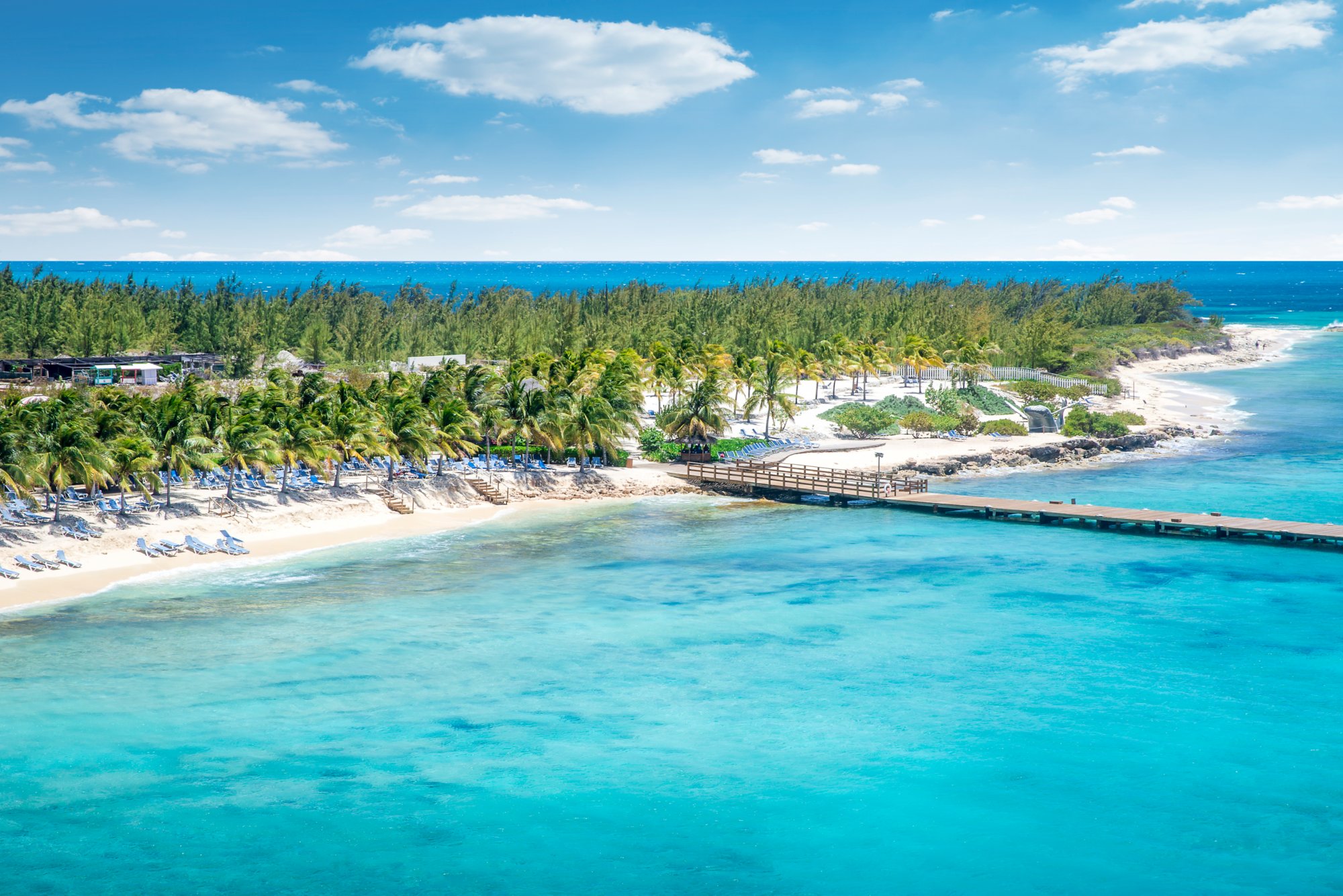  Luftaufnahme der Insel Grand Turk mit strahlend blauem Wasser und Sandstrand