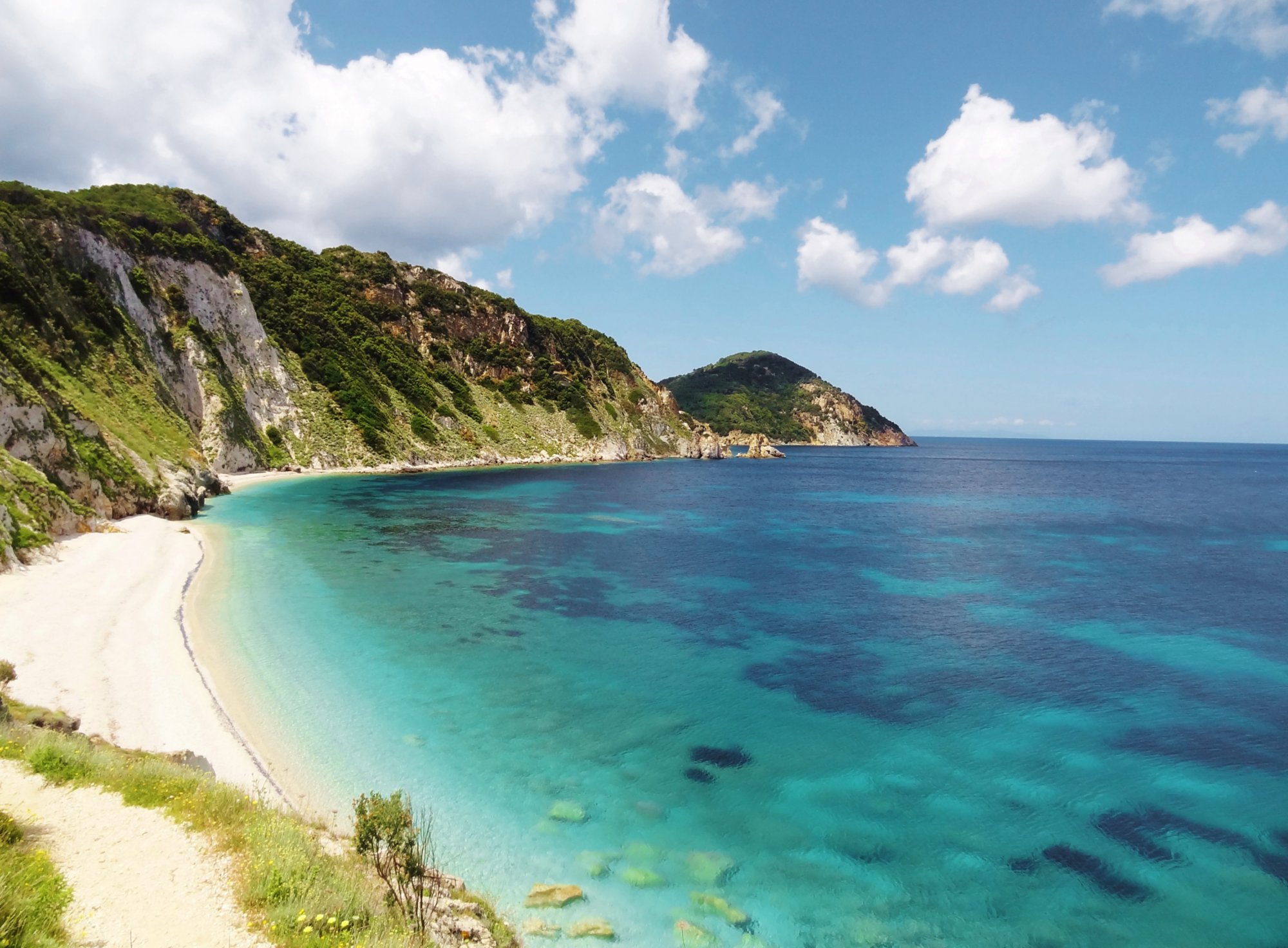 Türkisblaues Meer am Strand der Insel Elba.​