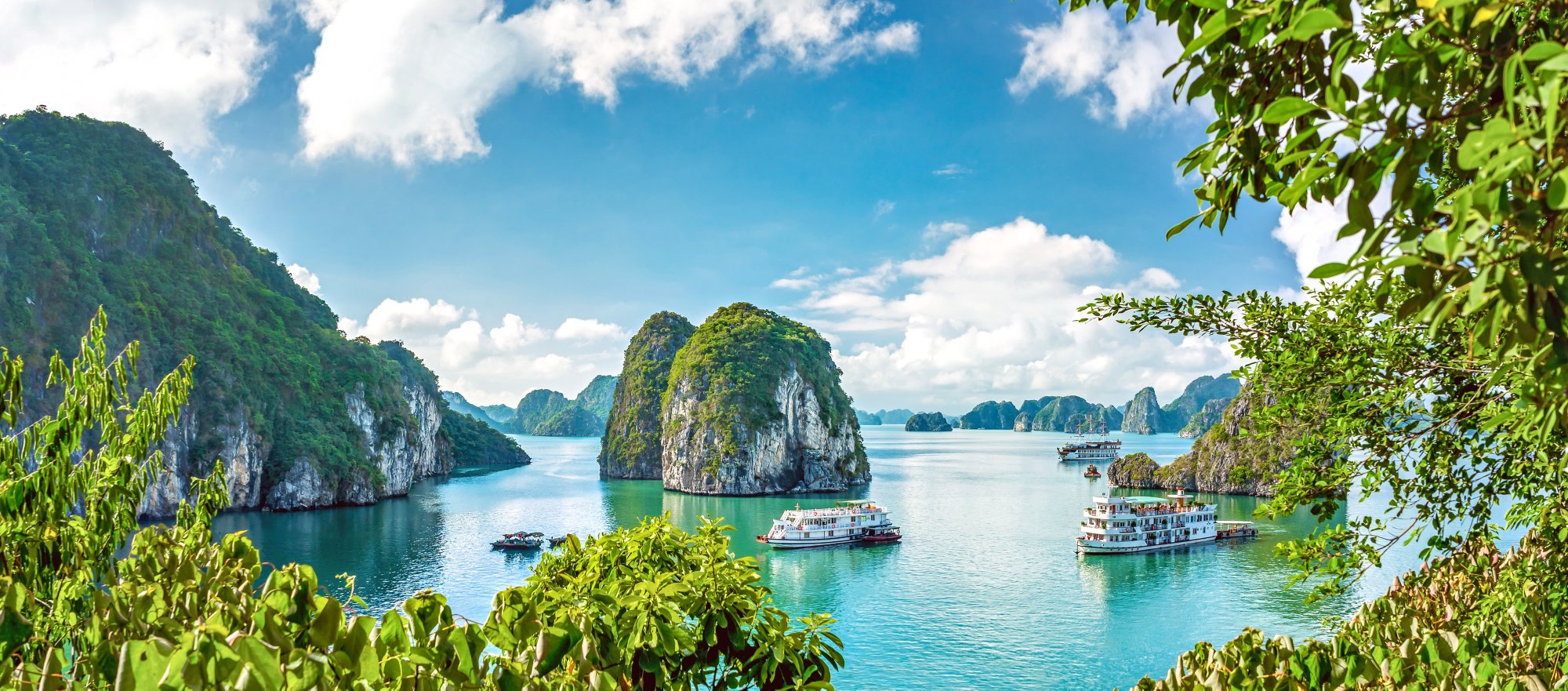 Boote fahren durch die Halong-Bucht