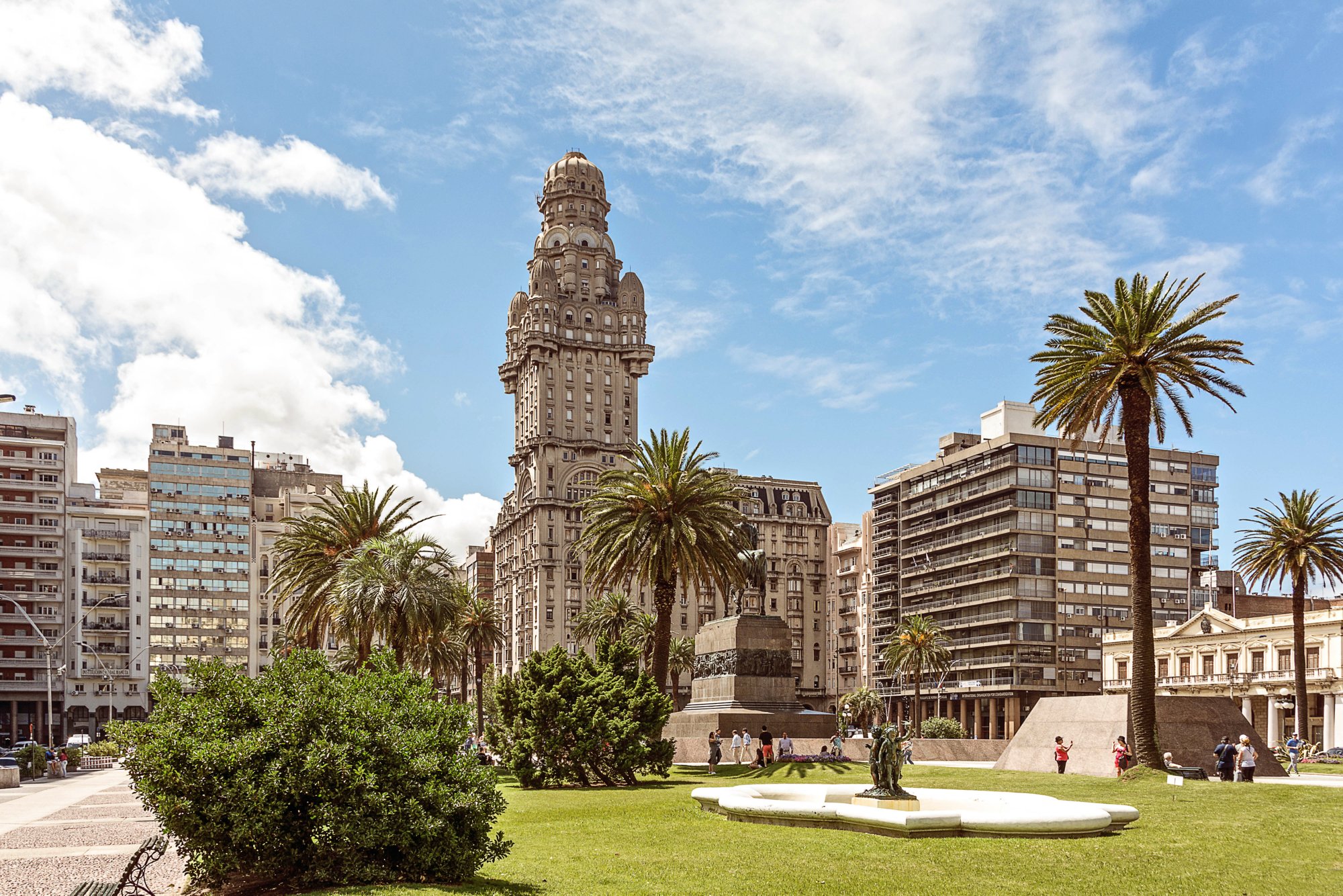 View over the Plaza Independencia toward the Salvo Palace, one of the land mark buildings of Montevideo, Uruguay.