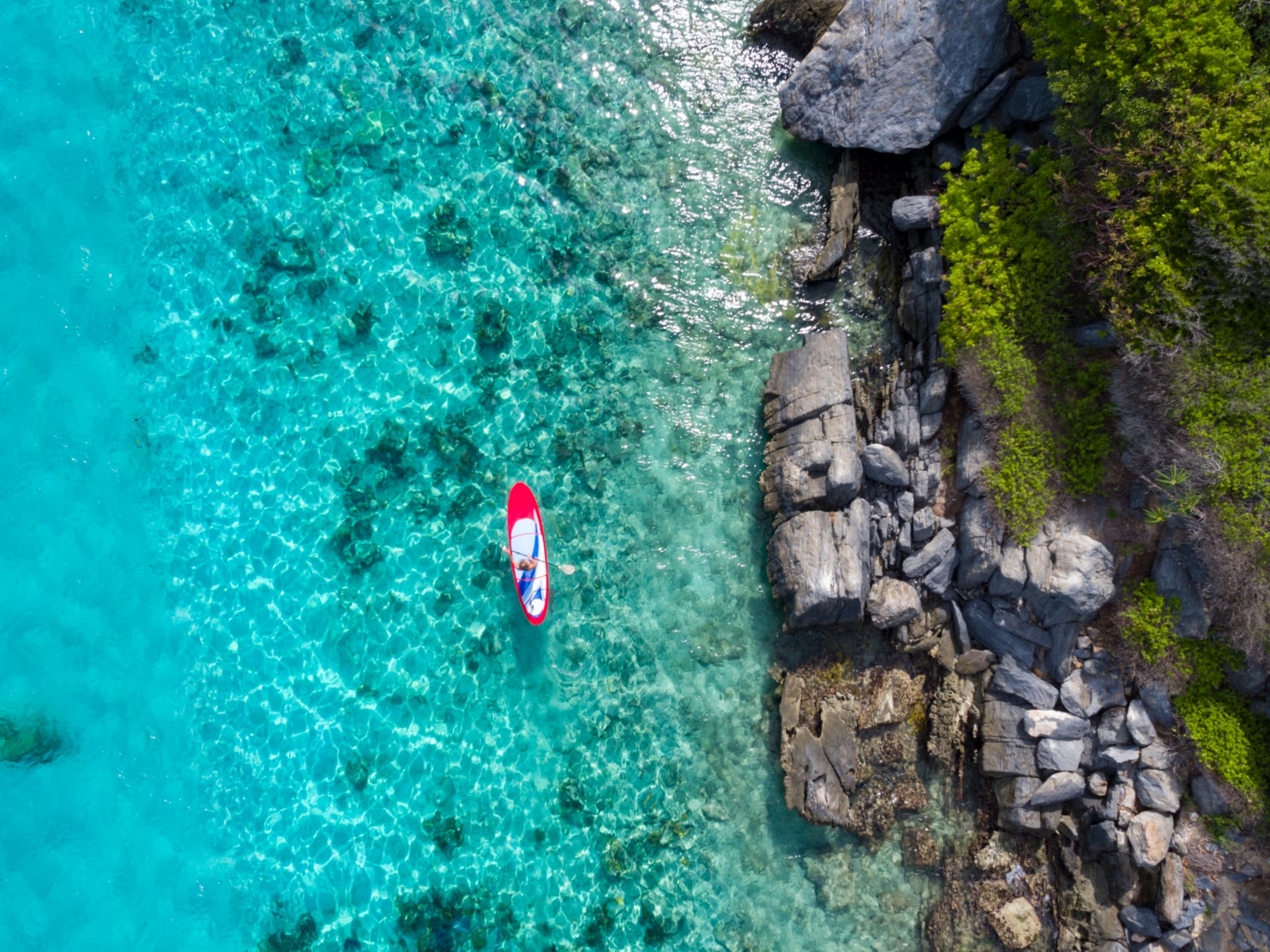 Stand-up-Paddle auf kristallklarem Wasser